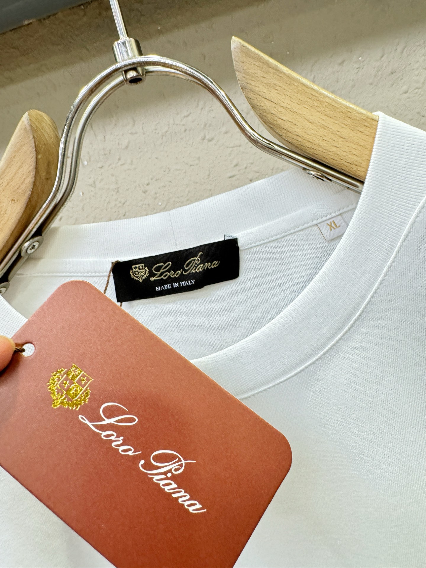 Loro Piana诺悠翩雅 顶级品质 2026新品短袖！面料采用麻料与桑蚕丝结合。手感柔软。顶级进口私