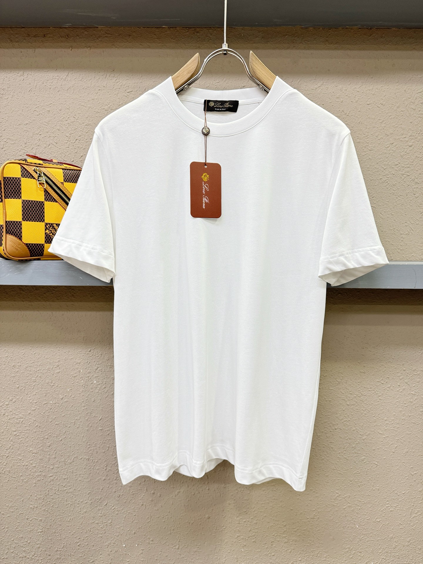 Loro Piana诺悠翩雅 顶级品质 2026新品短袖！面料采用麻料与桑蚕丝结合。手感柔软。顶级进口私