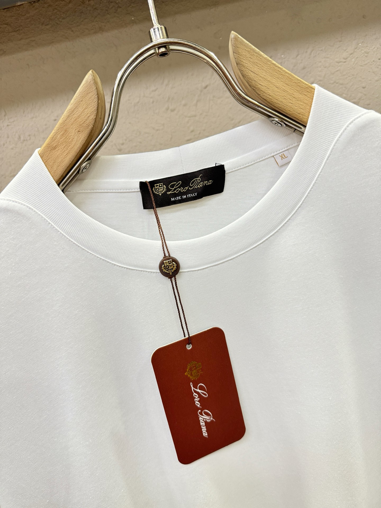 Loro Piana诺悠翩雅 顶级品质 2026新品短袖！面料采用麻料与桑蚕丝结合。手感柔软。顶级进口私