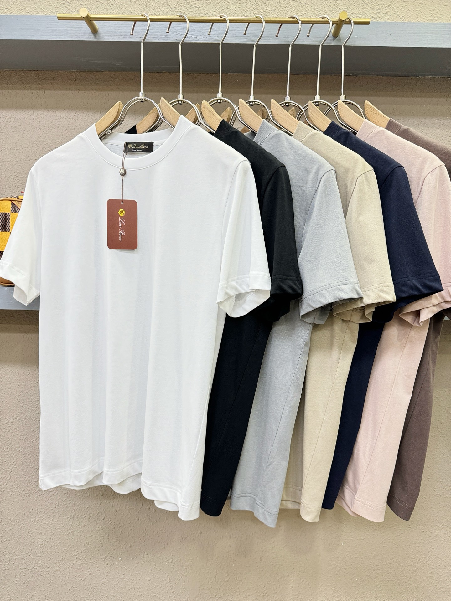 Loro Piana诺悠翩雅 顶级品质 2026新品短袖！面料采用麻料与桑蚕丝结合。手感柔软。顶级进口私