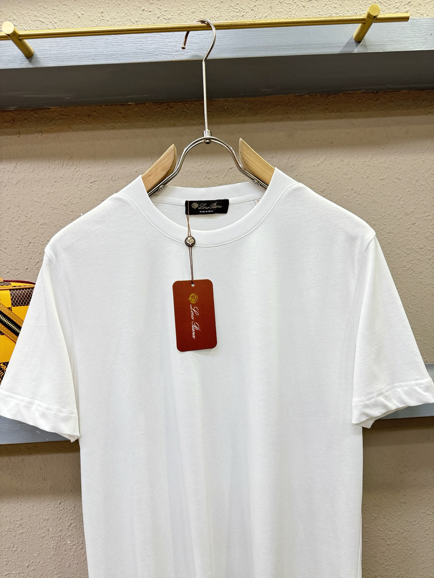 Loro Piana诺悠翩雅 顶级品质 2026新品短袖！面料采用麻料与桑蚕丝结合。手感柔软。顶级进口私