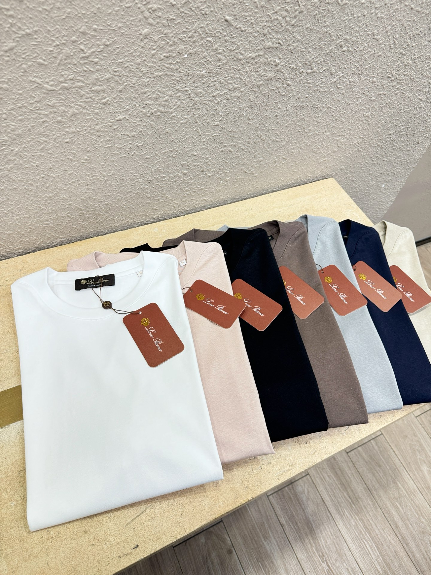 Loro Piana诺悠翩雅 顶级品质 2026新品短袖！面料采用麻料与桑蚕丝结合。手感柔软。顶级进口私