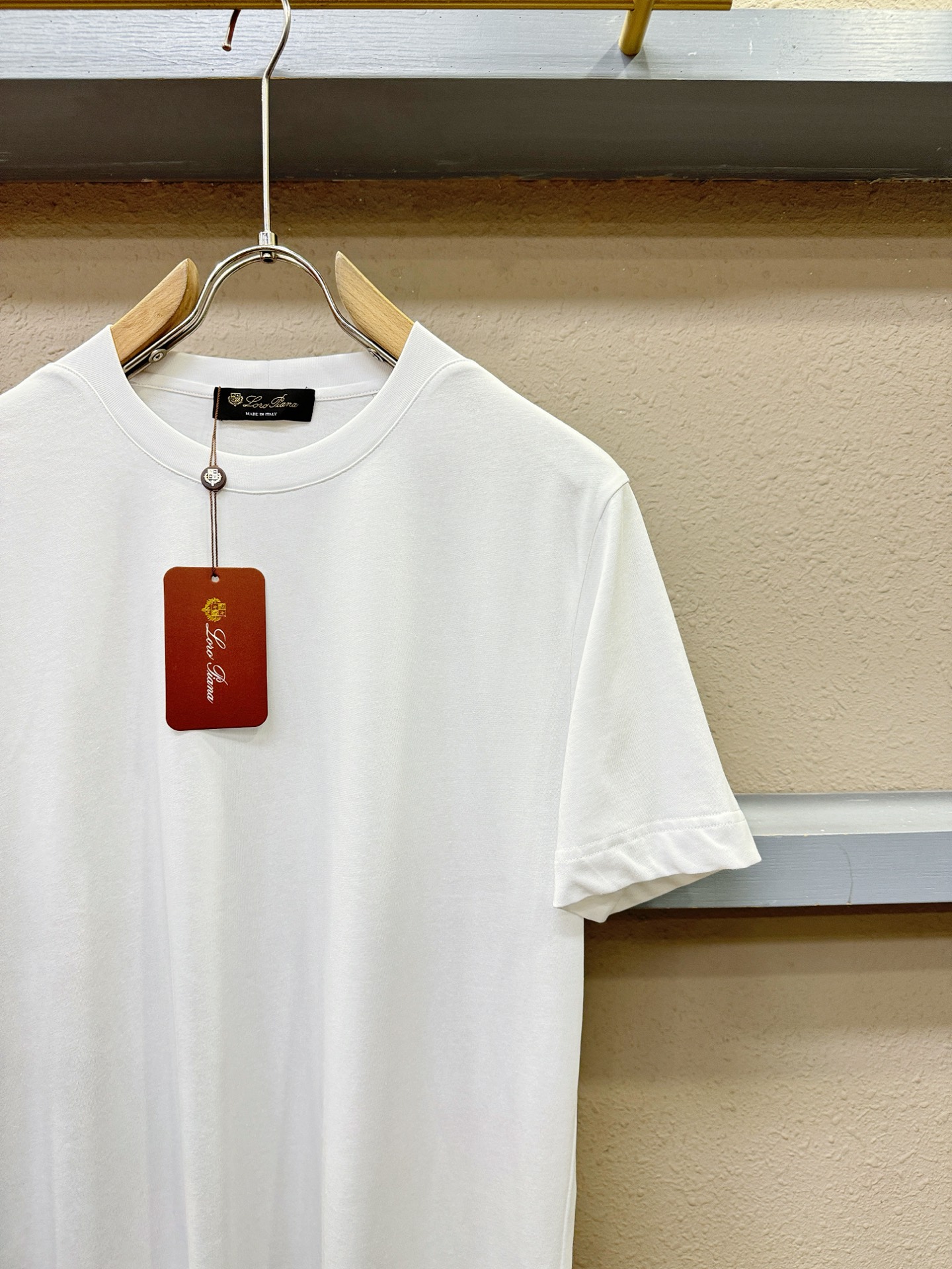 Loro Piana诺悠翩雅 顶级品质 2026新品短袖！面料采用麻料与桑蚕丝结合。手感柔软。顶级进口私