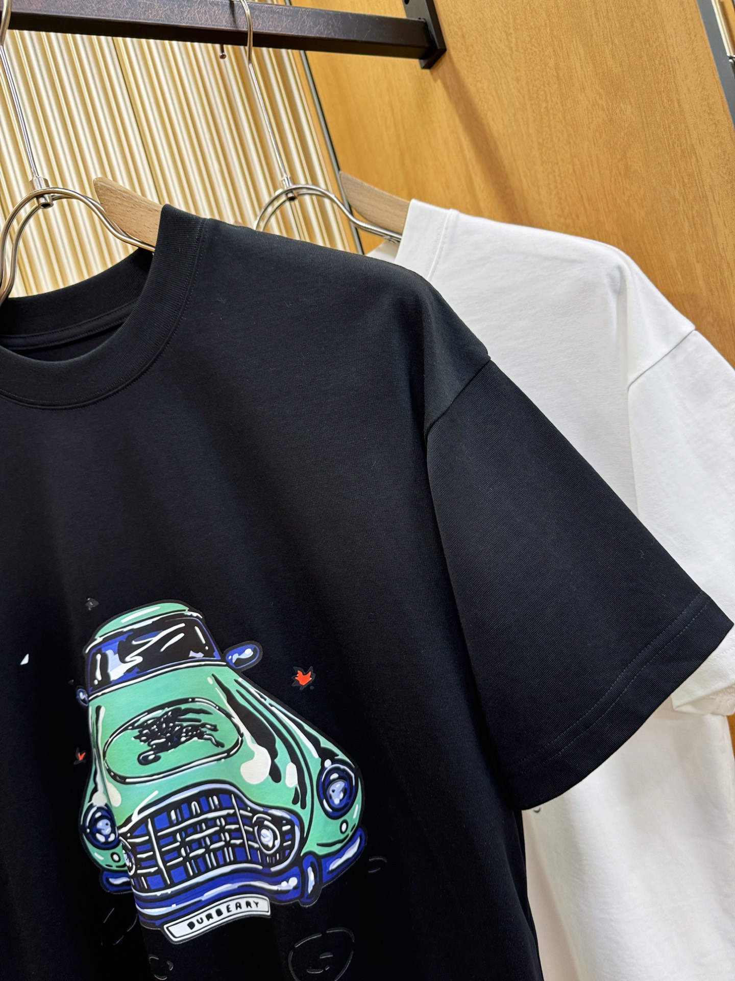 BURBERRY巴宝莉 2026新款短袖T恤！走秀图案时尚休闲短袖T恤衫！设计logo设计！极具设计精选