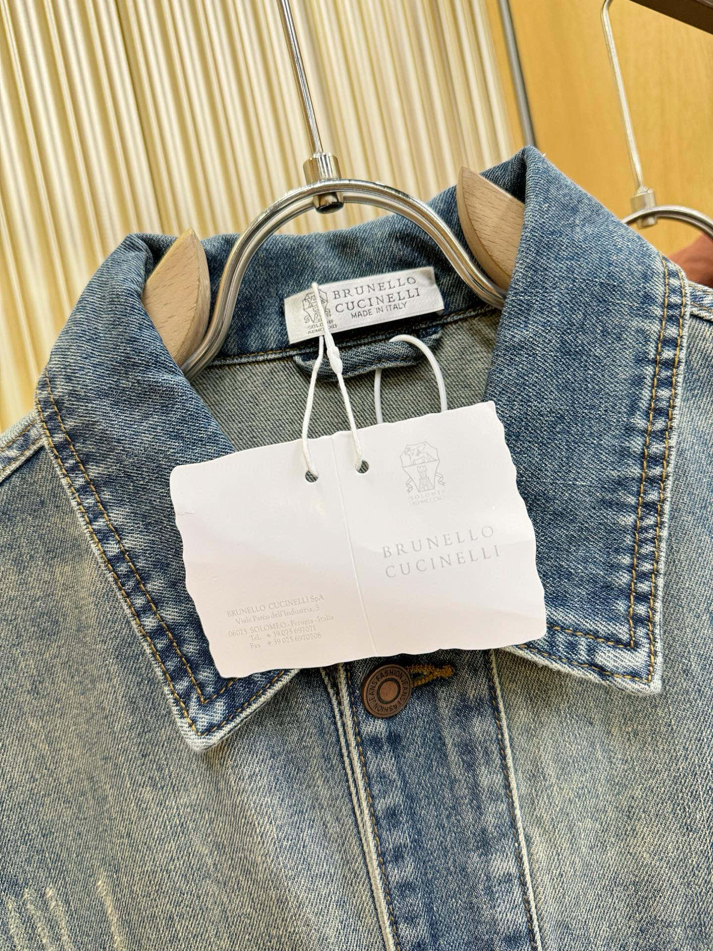 BC布鲁提 新品男女同款牛仔外套，时装圈人气极为火热的单品，是时尚大咖们最炙手可热扭造型的必入尤物之一，