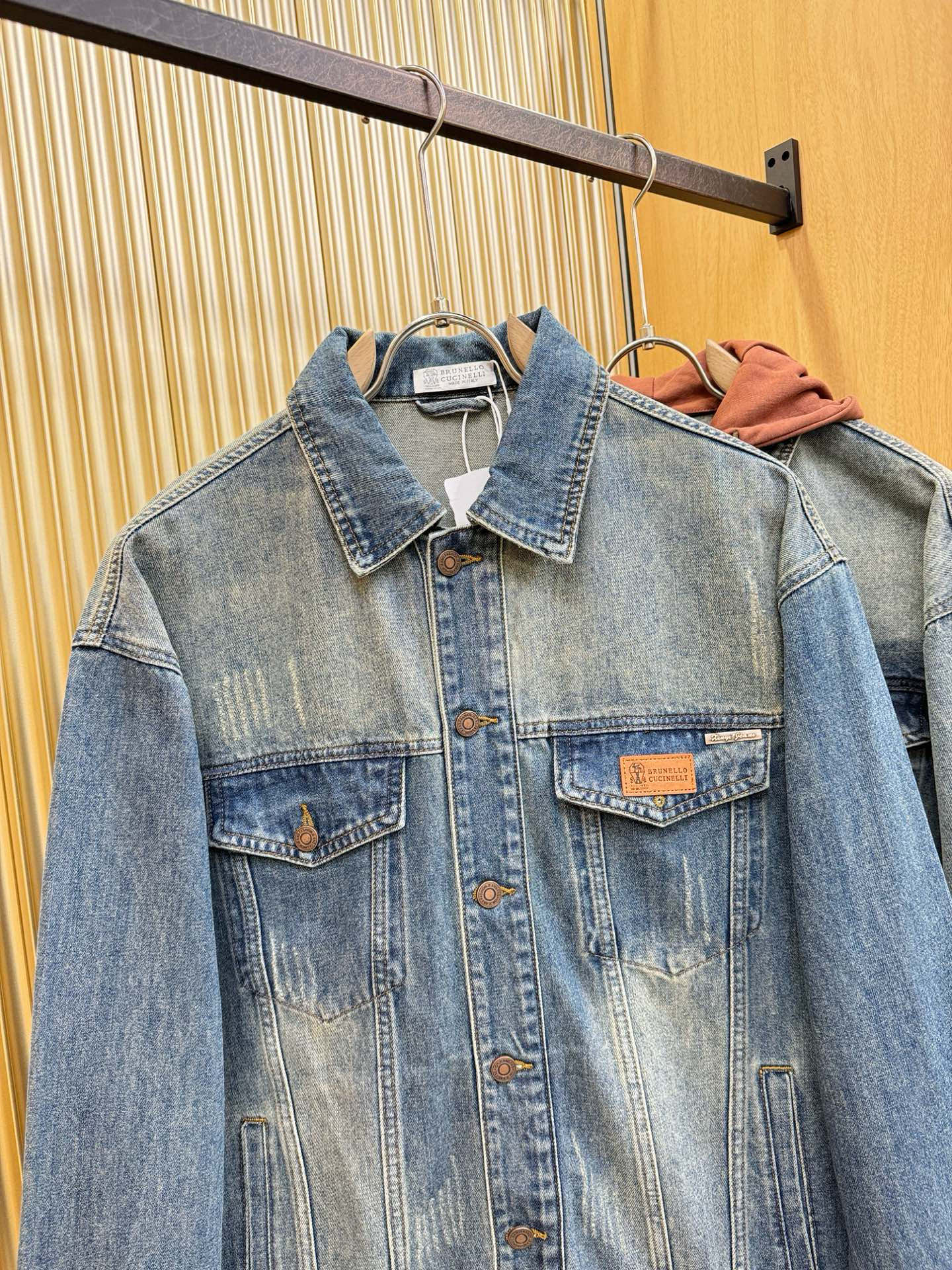 BC布鲁提 新品男女同款牛仔外套，时装圈人气极为火热的单品，是时尚大咖们最炙手可热扭造型的必入尤物之一，