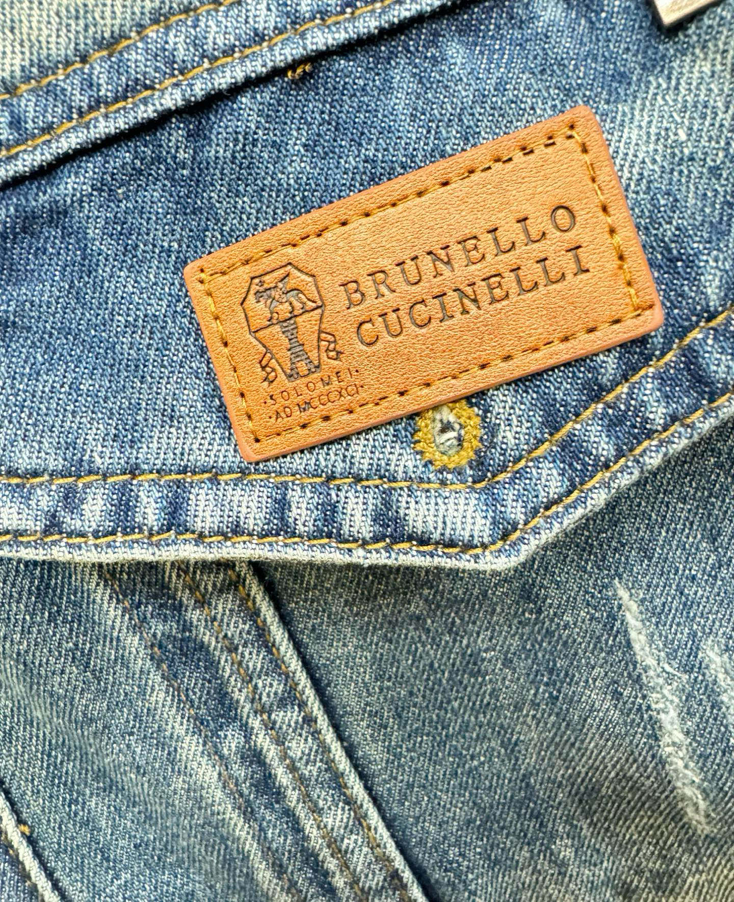 BC布鲁提 新品男女同款牛仔外套，时装圈人气极为火热的单品，是时尚大咖们最炙手可热扭造型的必入尤物之一，