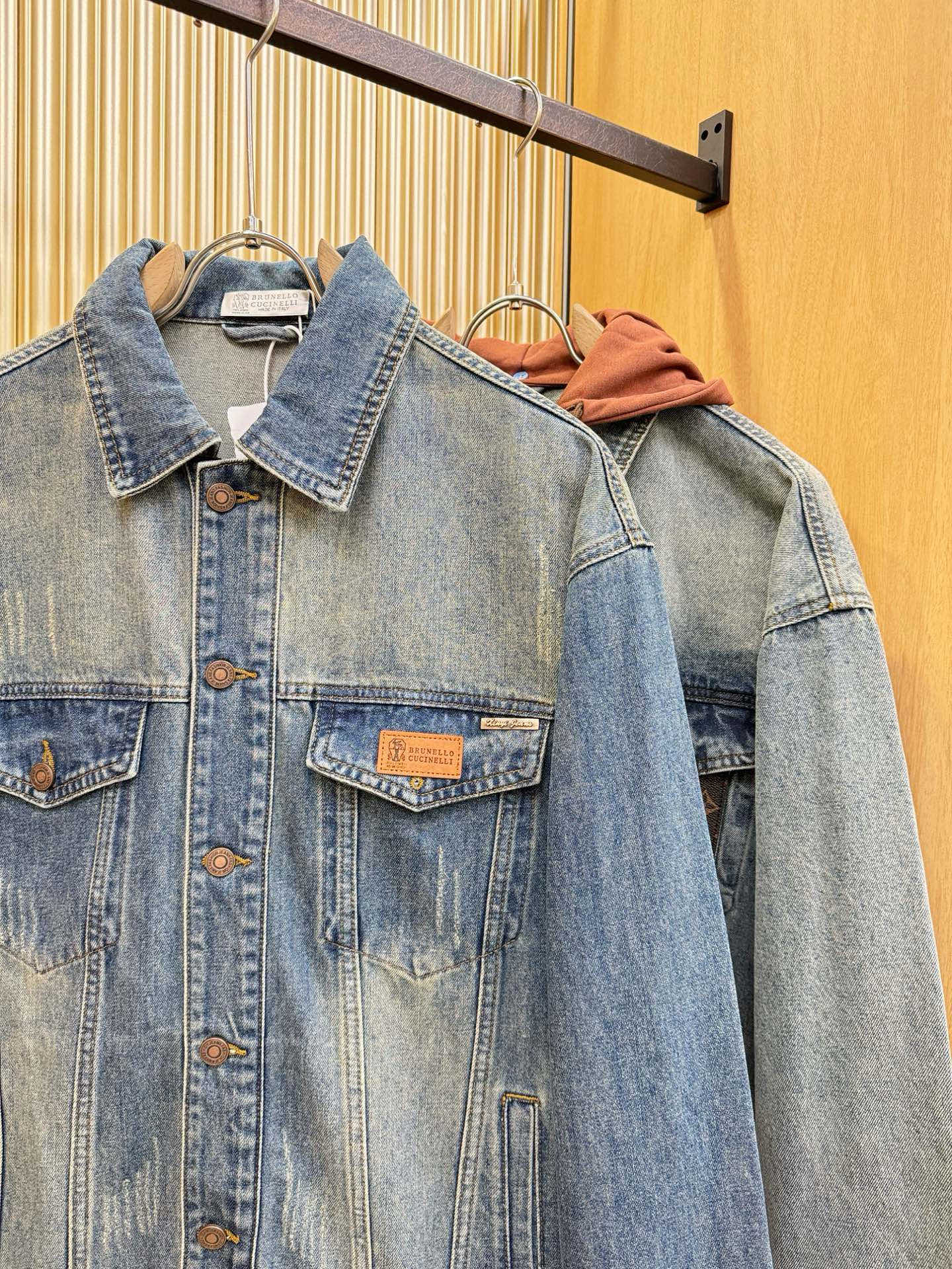 BC布鲁提 新品男女同款牛仔外套，时装圈人气极为火热的单品，是时尚大咖们最炙手可热扭造型的必入尤物之一，