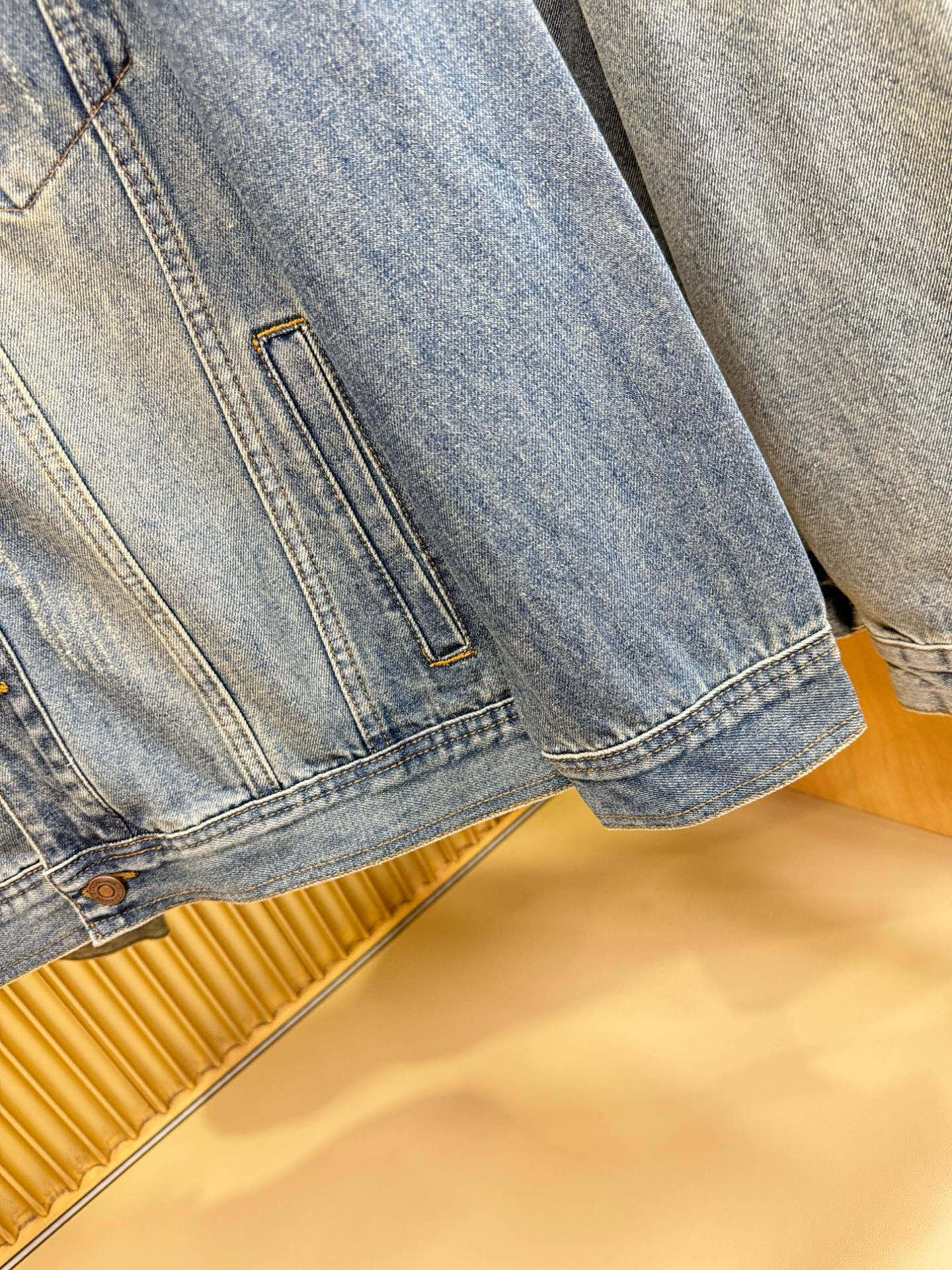 BC布鲁提 新品男女同款牛仔外套，时装圈人气极为火热的单品，是时尚大咖们最炙手可热扭造型的必入尤物之一，