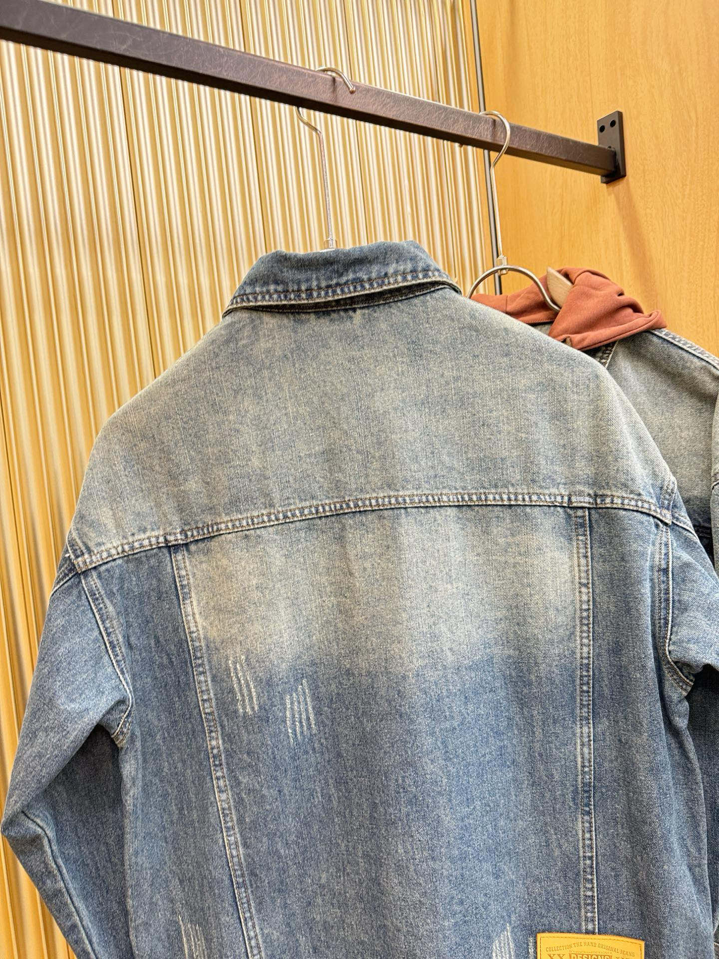 BC布鲁提 新品男女同款牛仔外套，时装圈人气极为火热的单品，是时尚大咖们最炙手可热扭造型的必入尤物之一，