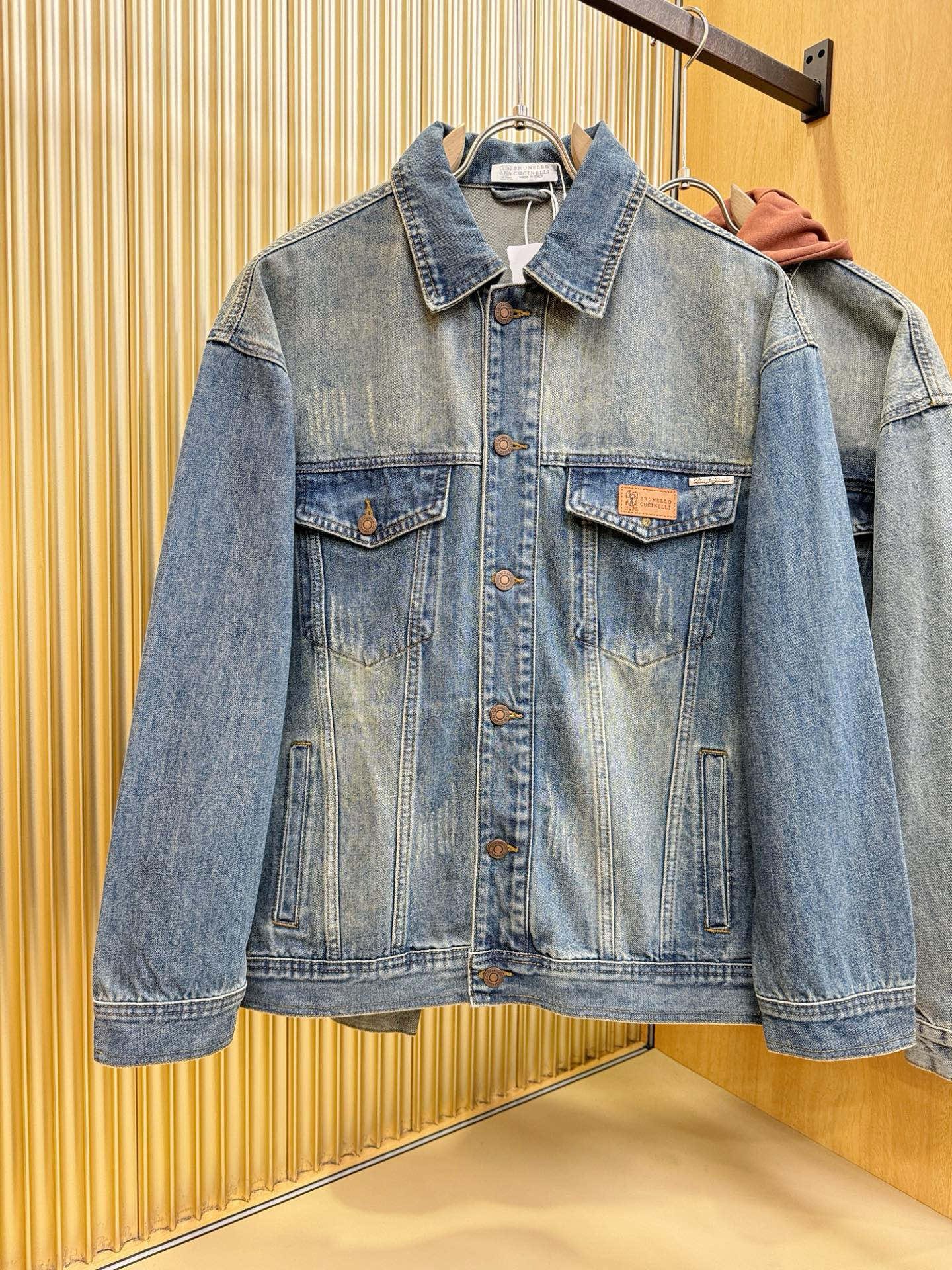 BC布鲁提 新品男女同款牛仔外套，时装圈人气极为火热的单品，是时尚大咖们最炙手可热扭造型的必入尤物之一，