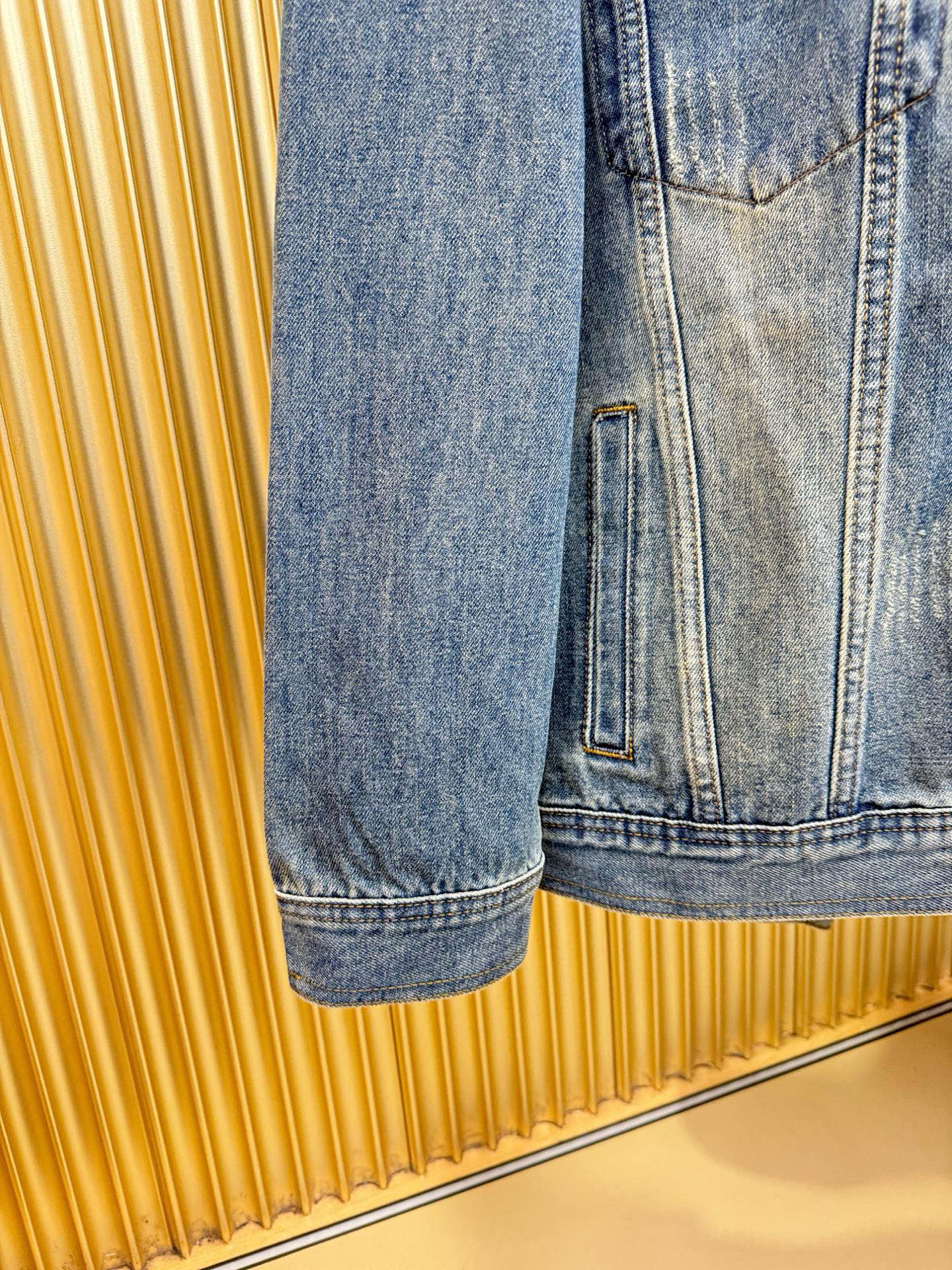 BC布鲁提 新品男女同款牛仔外套，时装圈人气极为火热的单品，是时尚大咖们最炙手可热扭造型的必入尤物之一，