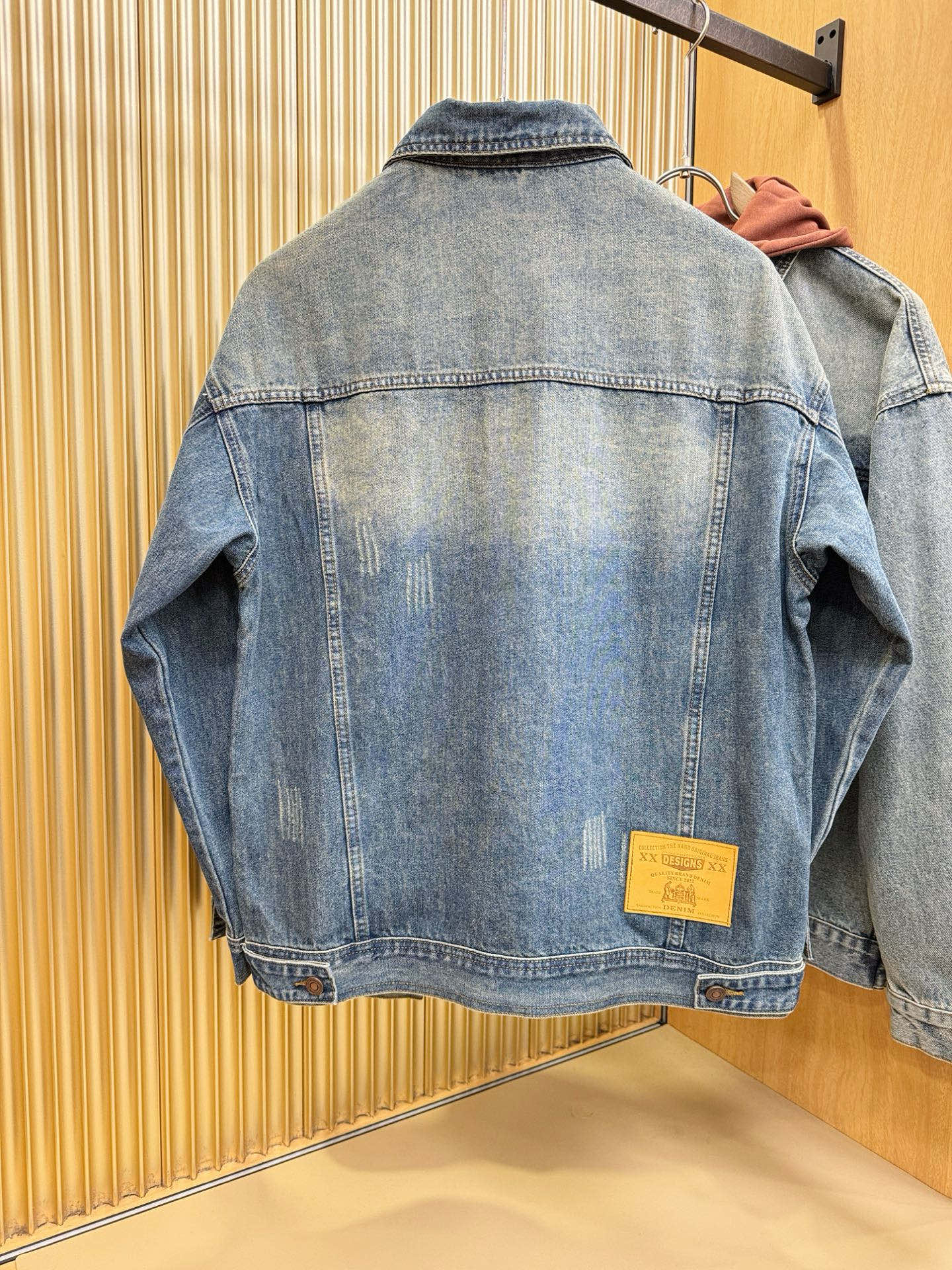 BC布鲁提 新品男女同款牛仔外套，时装圈人气极为火热的单品，是时尚大咖们最炙手可热扭造型的必入尤物之一，