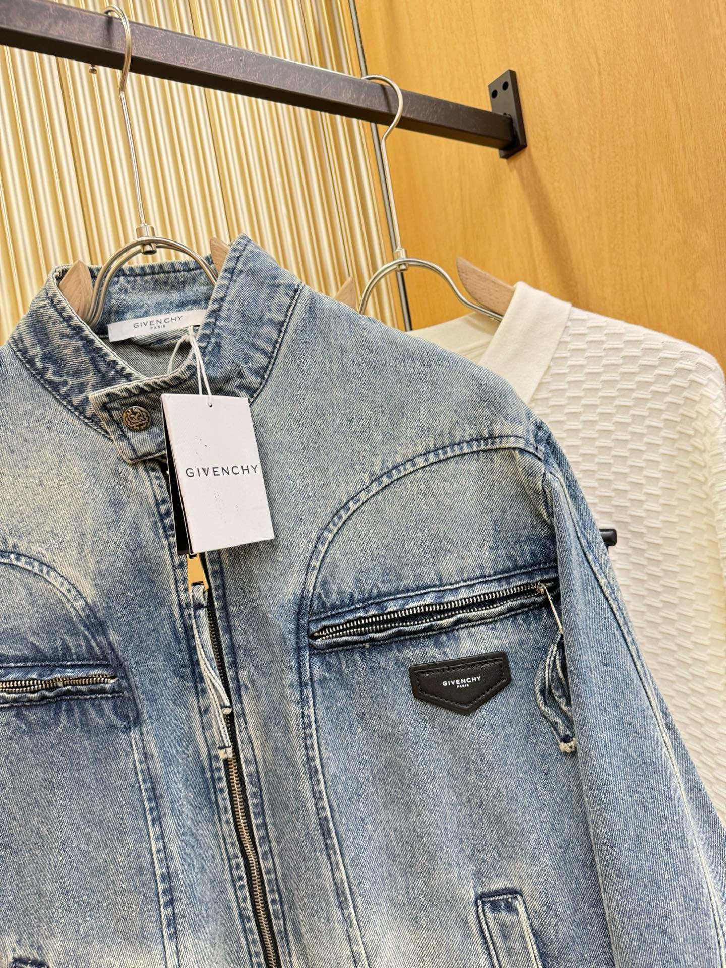 Givenchy 纪梵希 新品男女同款牛仔外套，时装圈人气极为火热的单品，是时尚大咖们最炙手可热扭造型的