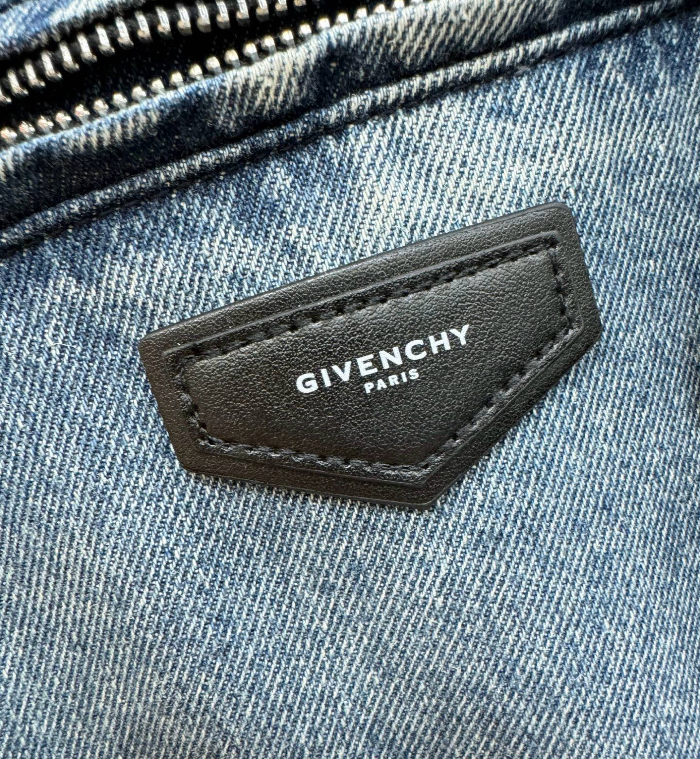 Givenchy 纪梵希 新品男女同款牛仔外套，时装圈人气极为火热的单品，是时尚大咖们最炙手可热扭造型的