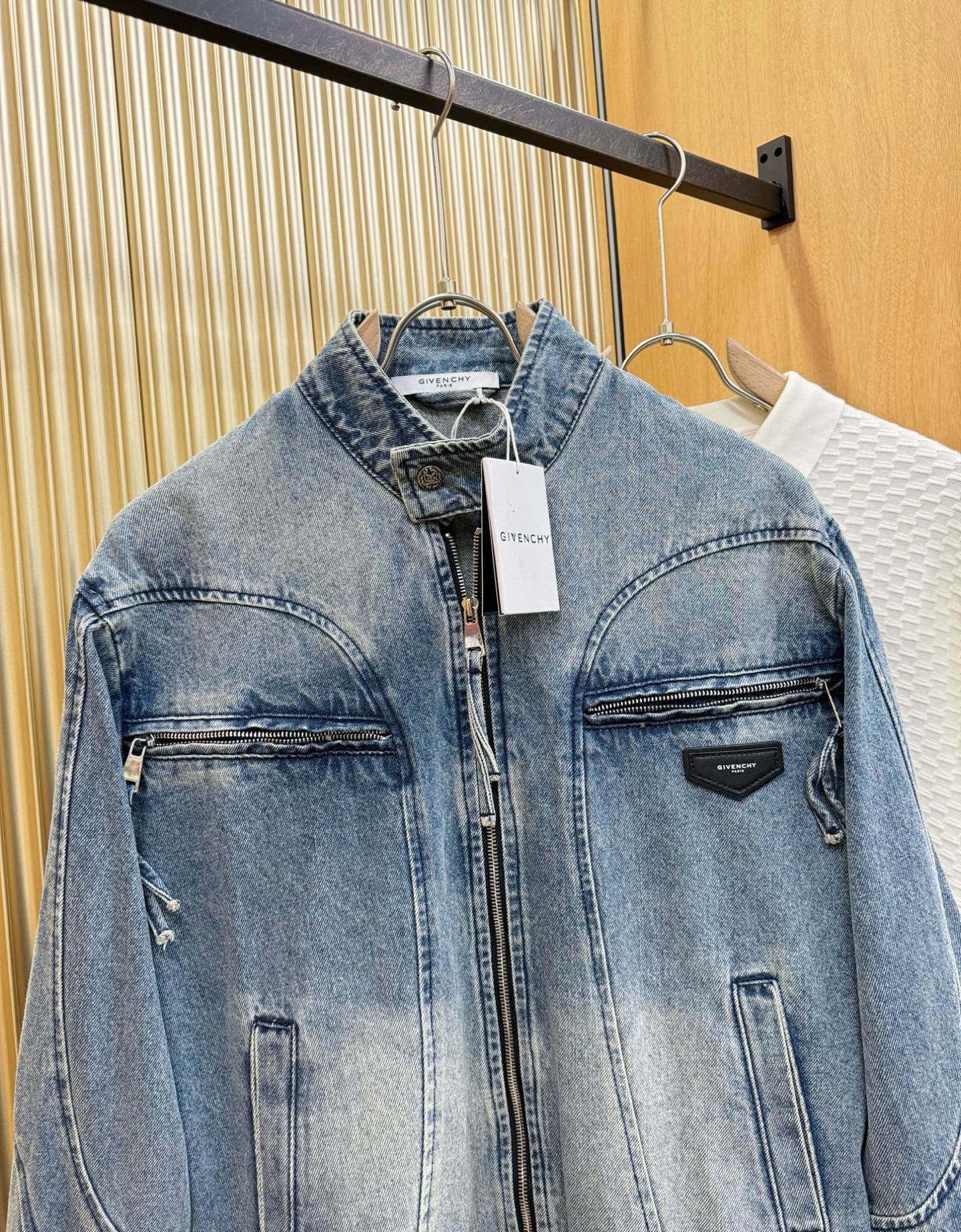 Givenchy 纪梵希 新品男女同款牛仔外套，时装圈人气极为火热的单品，是时尚大咖们最炙手可热扭造型的