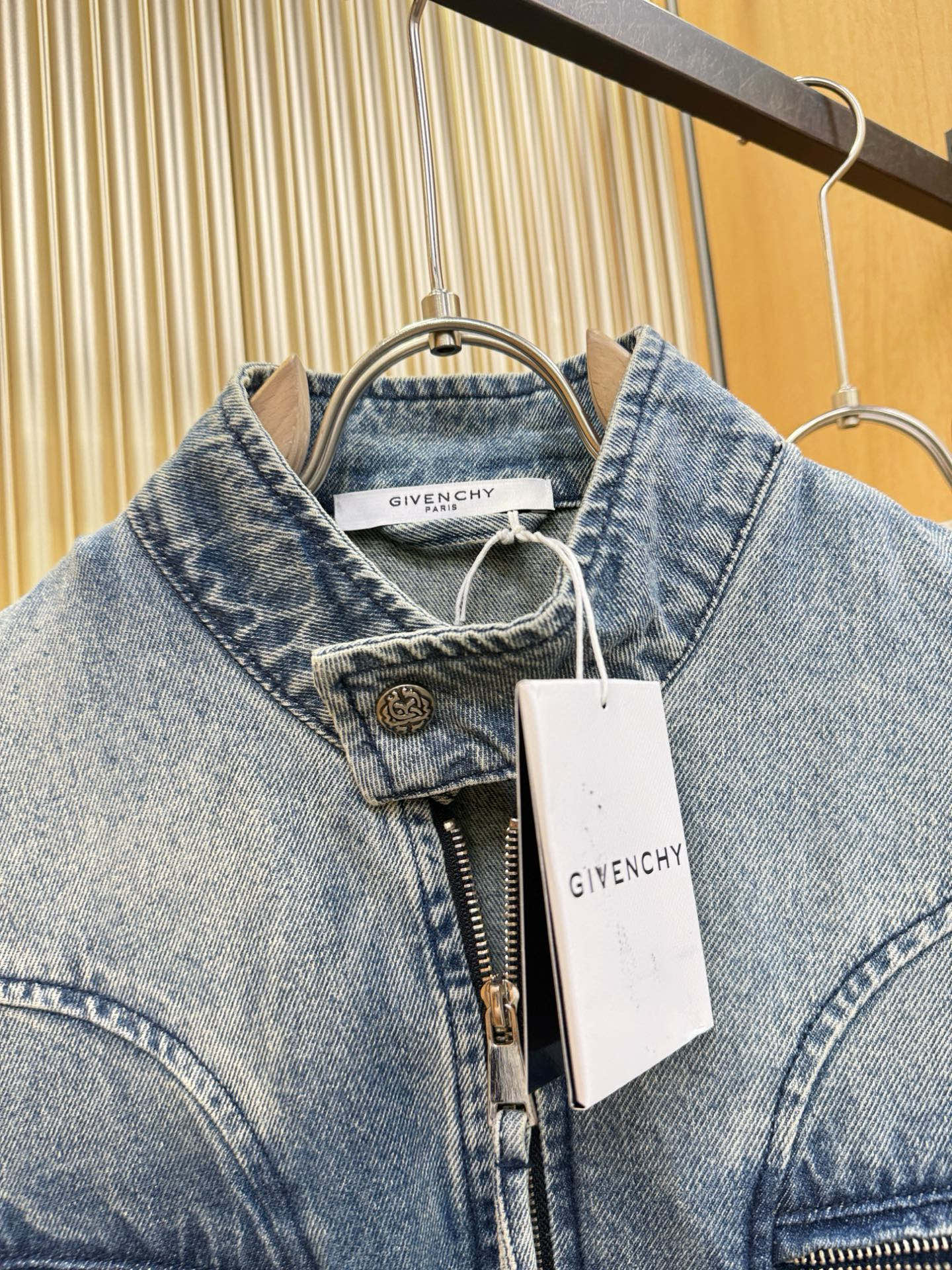 Givenchy 纪梵希 新品男女同款牛仔外套，时装圈人气极为火热的单品，是时尚大咖们最炙手可热扭造型的