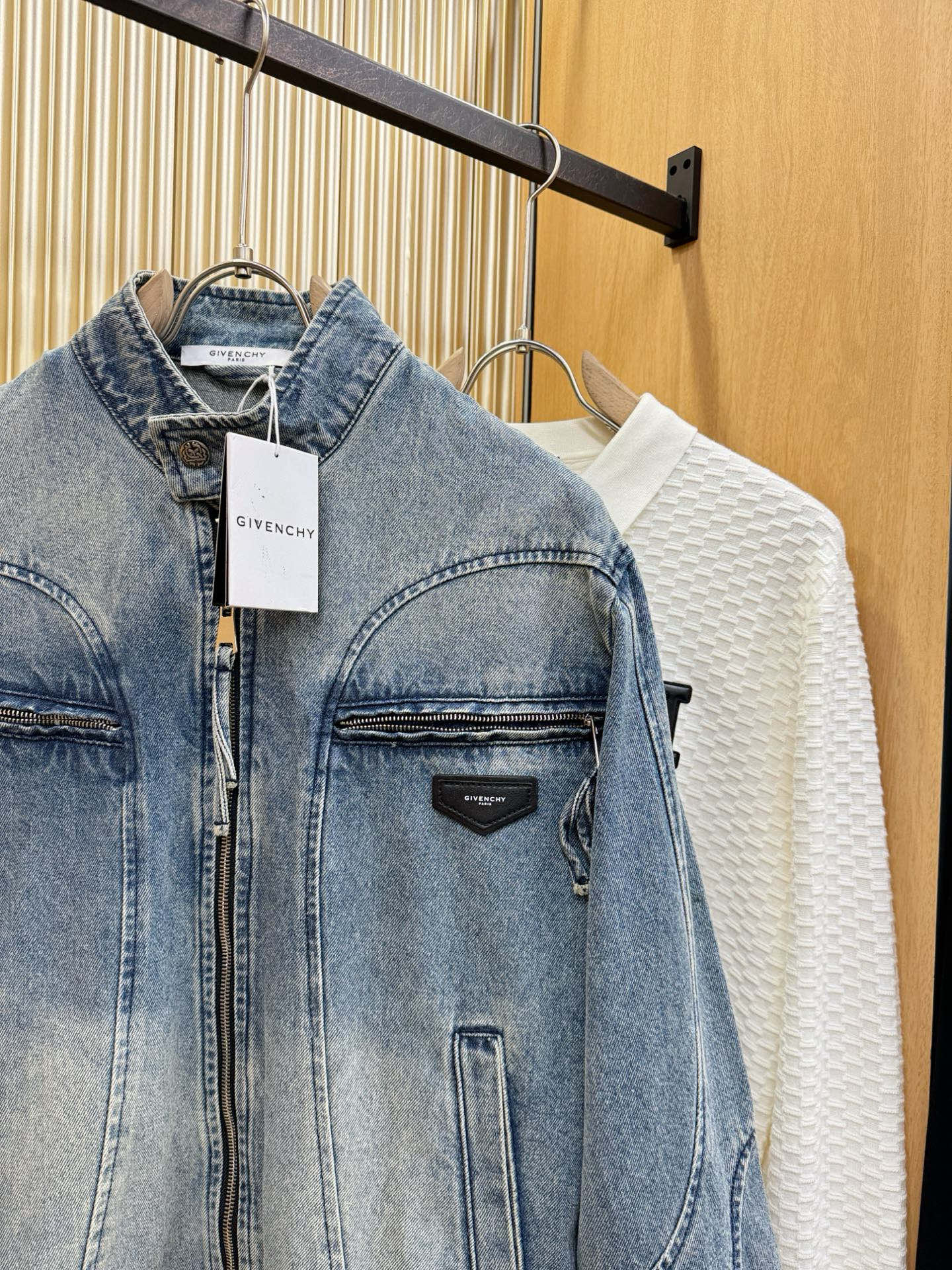 Givenchy 纪梵希 新品男女同款牛仔外套，时装圈人气极为火热的单品，是时尚大咖们最炙手可热扭造型的