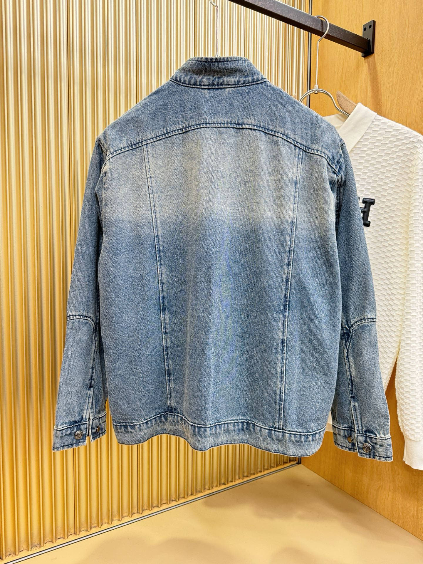 Givenchy 纪梵希 新品男女同款牛仔外套，时装圈人气极为火热的单品，是时尚大咖们最炙手可热扭造型的