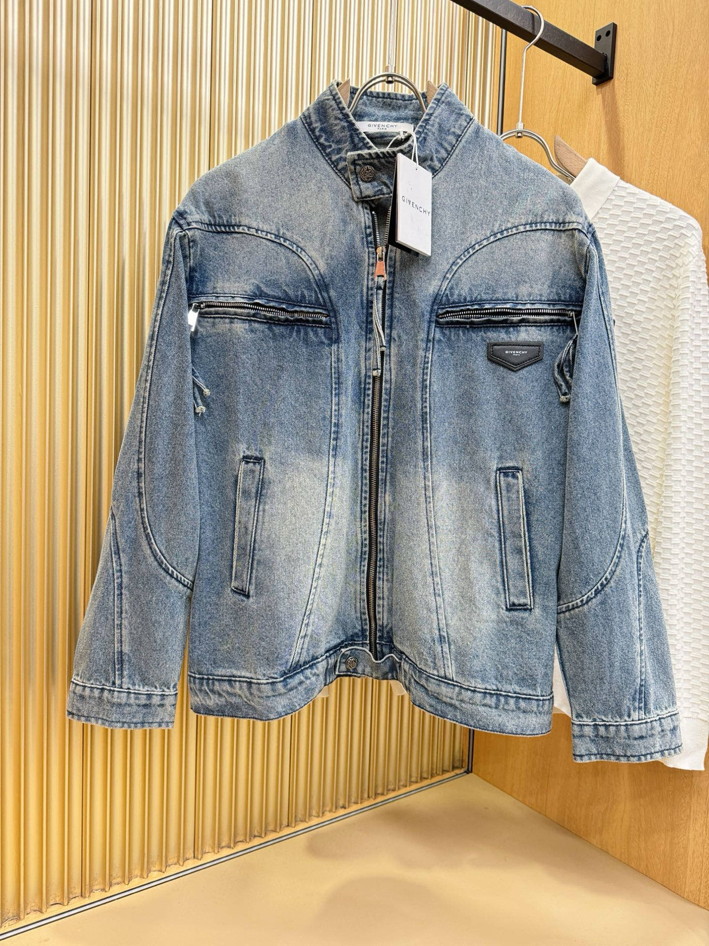 Givenchy 纪梵希 新品男女同款牛仔外套，时装圈人气极为火热的单品，是时尚大咖们最炙手可热扭造型的