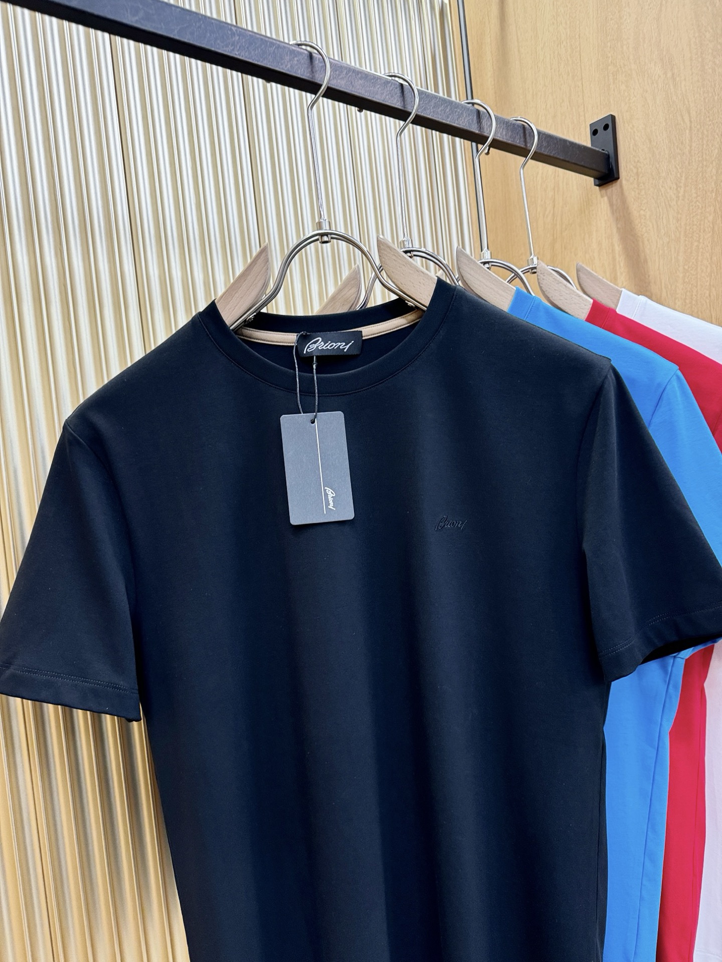 Brioni 布里奥尼 顶级品质 2026新品短袖！原版定制面料，手感柔软。顶级进口私货，时尚设计潮流短