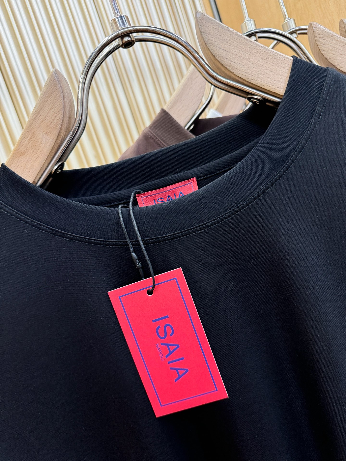 ISAIA 顶级品质 2026新品短袖！原版定制面料，手感柔软。顶级进口私货，时尚设计潮流短袖，不失奢华