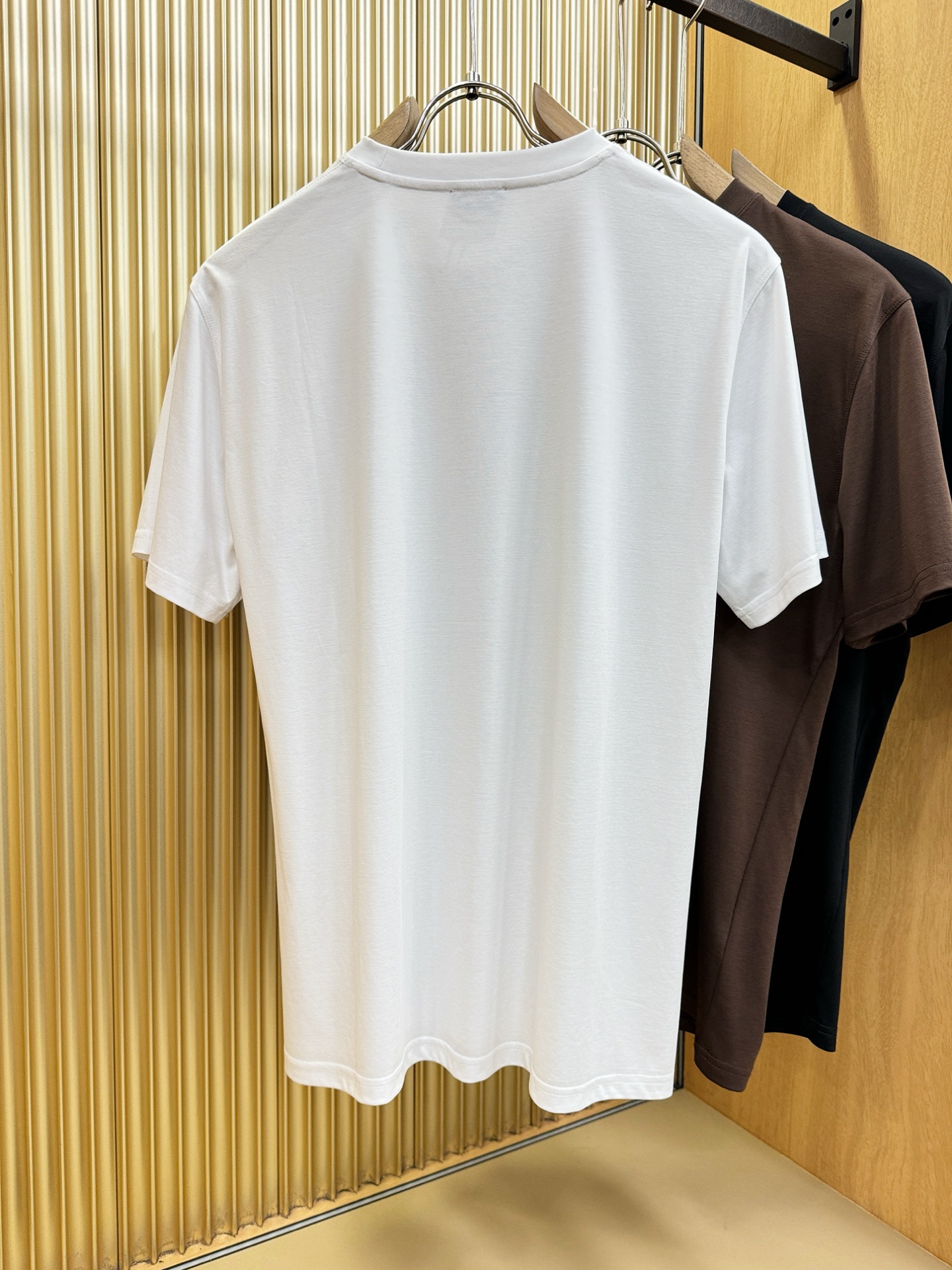 ISAIA 顶级品质 2026新品短袖！原版定制面料，手感柔软。顶级进口私货，时尚设计潮流短袖，不失奢华