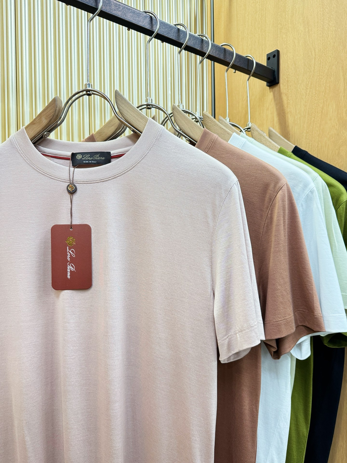 Loro Piana诺悠翩雅 顶级品质 2026新品短袖！原版定制面料，手感柔软。品牌Logo精工刺绣，