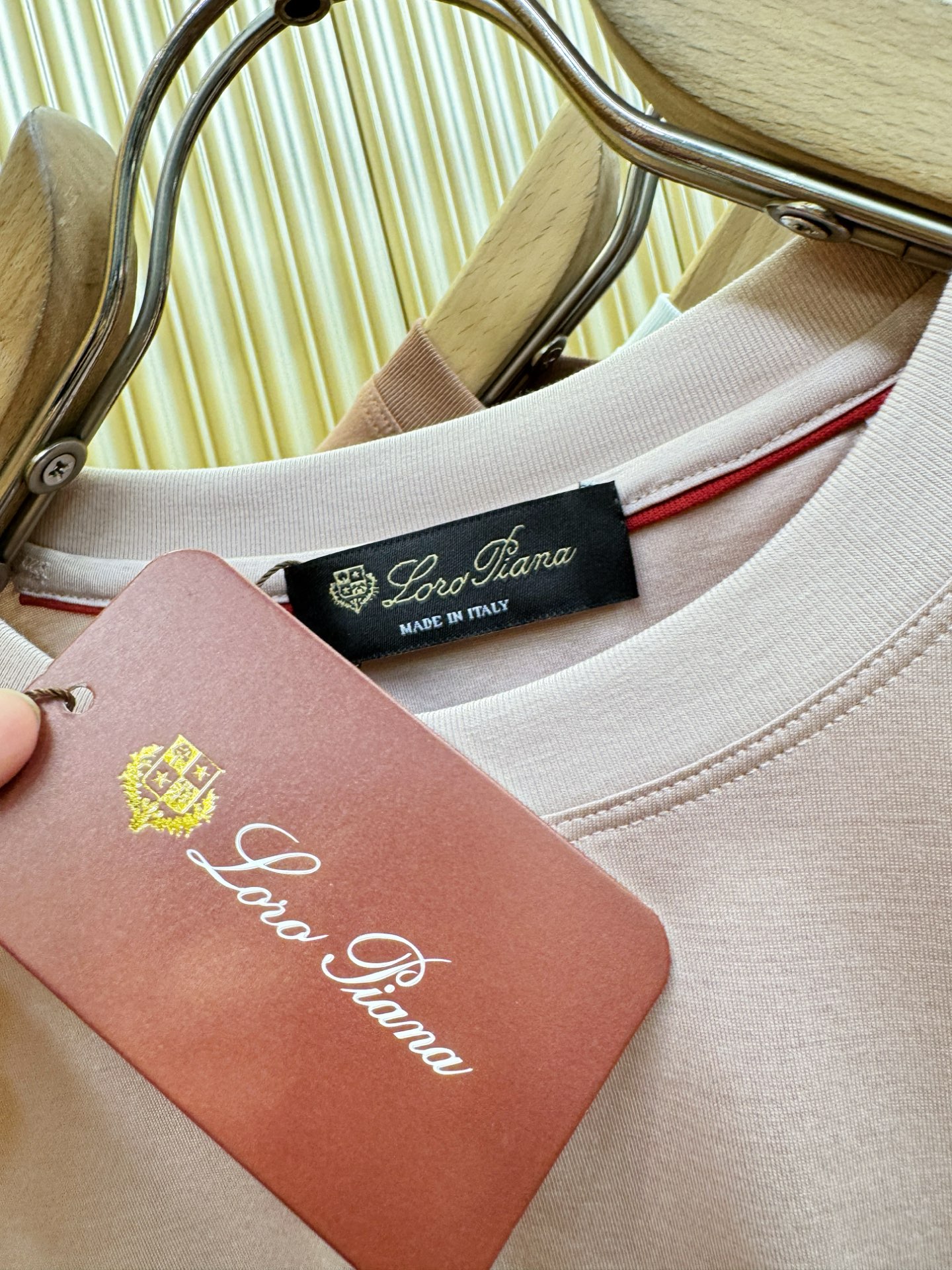 Loro Piana诺悠翩雅 顶级品质 2026新品短袖！原版定制面料，手感柔软。品牌Logo精工刺绣，