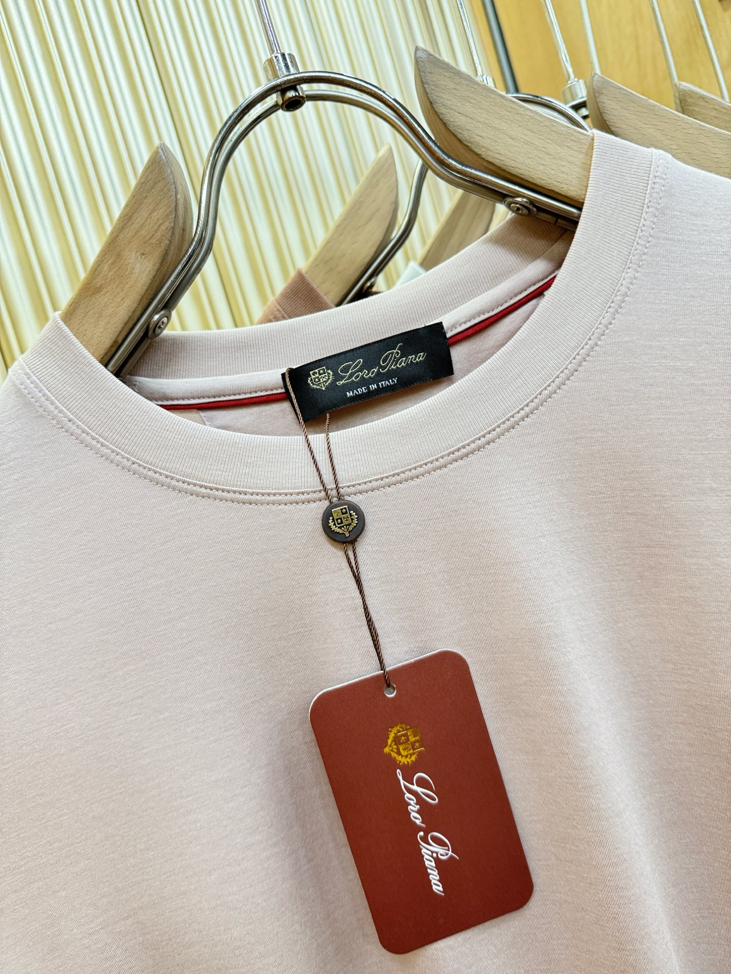 Loro Piana诺悠翩雅 顶级品质 2026新品短袖！原版定制面料，手感柔软。品牌Logo精工刺绣，