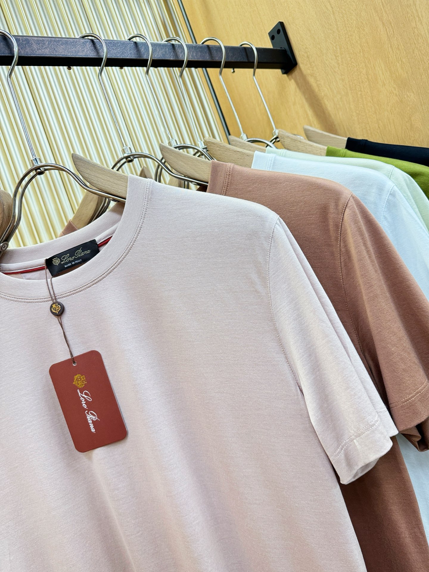 Loro Piana诺悠翩雅 顶级品质 2026新品短袖！原版定制面料，手感柔软。品牌Logo精工刺绣，