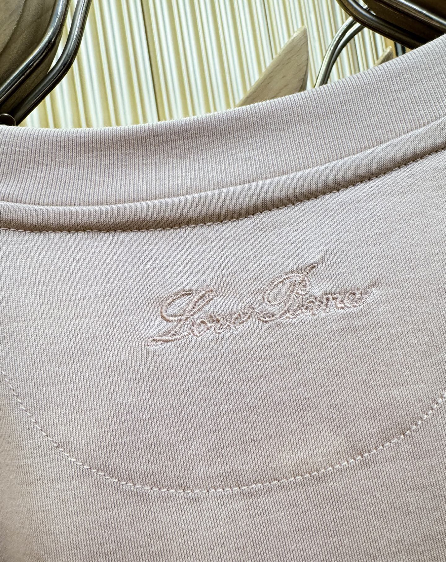 Loro Piana诺悠翩雅 顶级品质 2026新品短袖！原版定制面料，手感柔软。品牌Logo精工刺绣，