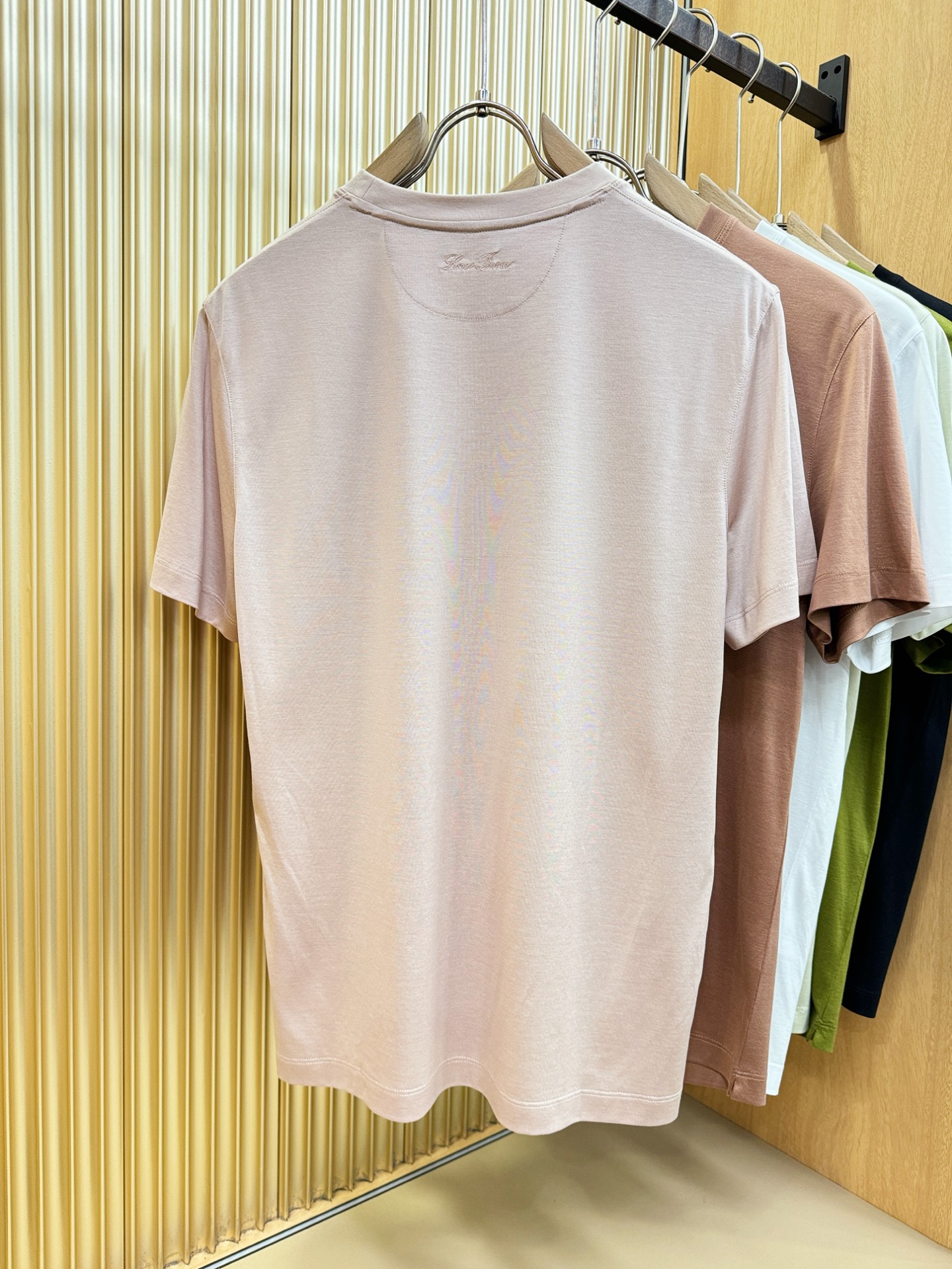 Loro Piana诺悠翩雅 顶级品质 2026新品短袖！原版定制面料，手感柔软。品牌Logo精工刺绣，