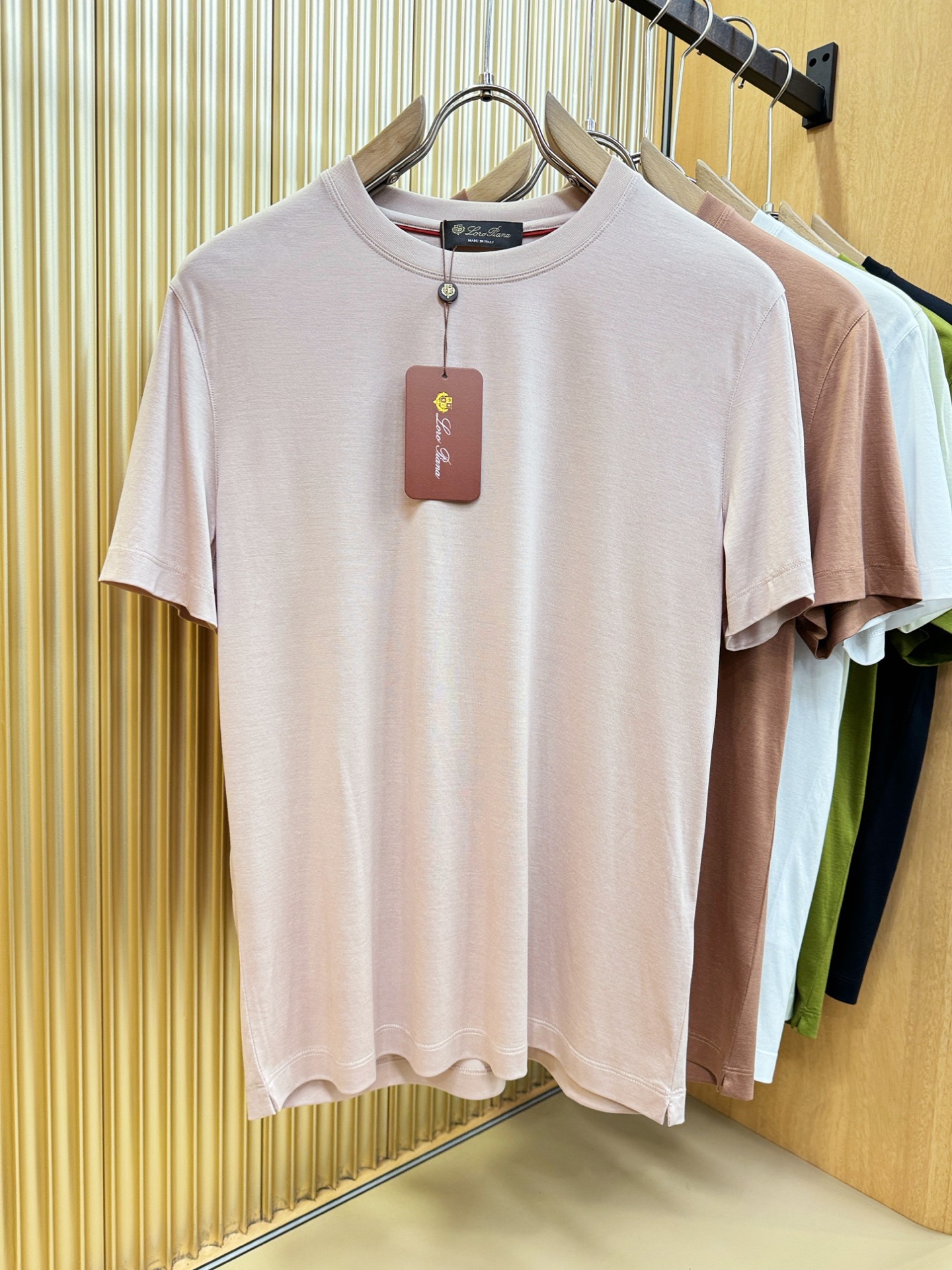 Loro Piana诺悠翩雅 顶级品质 2026新品短袖！原版定制面料，手感柔软。品牌Logo精工刺绣，