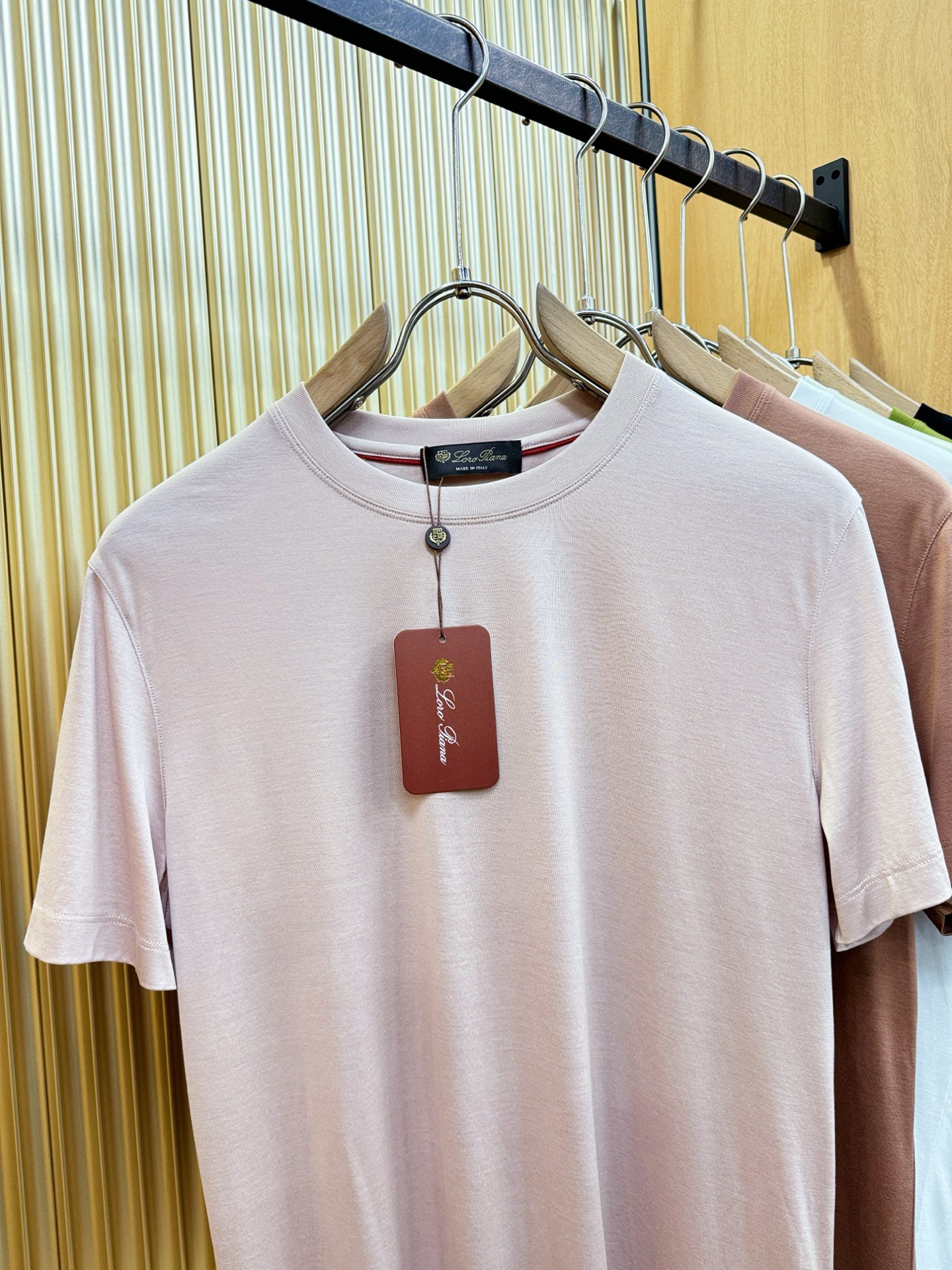 Loro Piana诺悠翩雅 顶级品质 2026新品短袖！原版定制面料，手感柔软。品牌Logo精工刺绣，