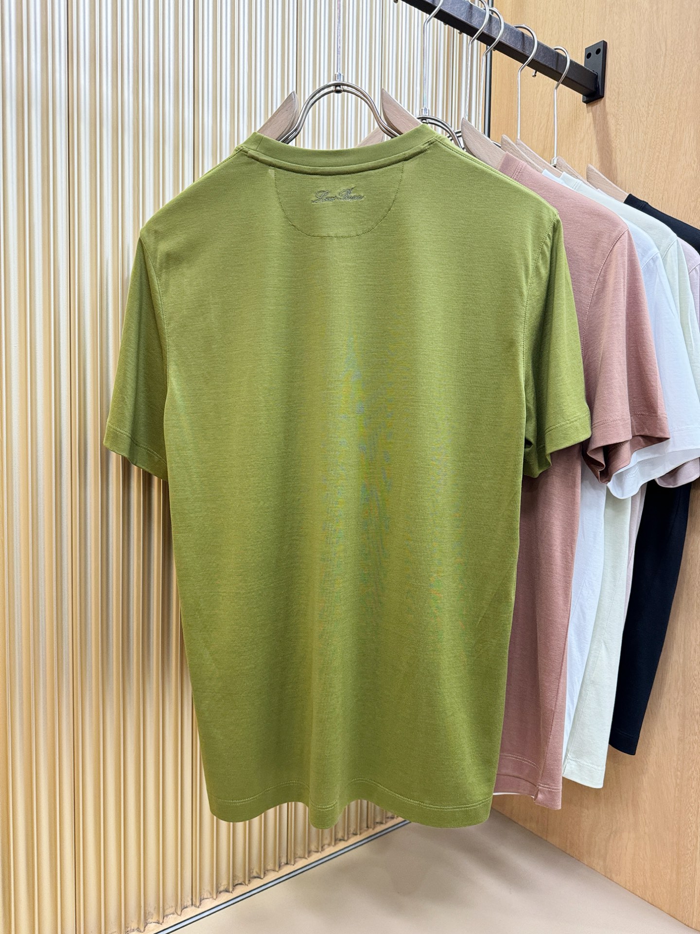 Loro Piana诺悠翩雅 顶级品质 2026新品短袖！原版定制面料，手感柔软。品牌Logo精工刺绣，