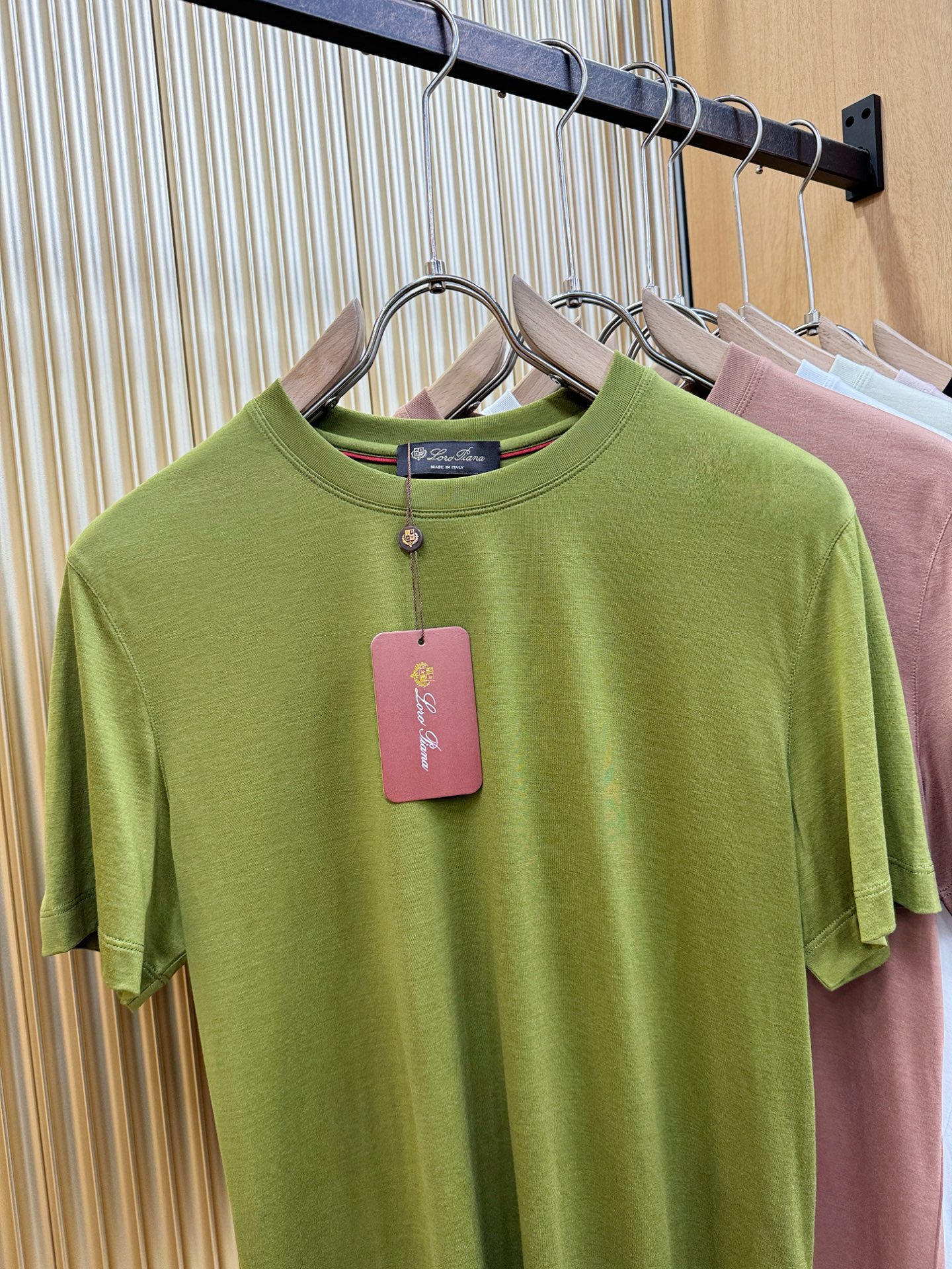 Loro Piana诺悠翩雅 顶级品质 2026新品短袖！原版定制面料，手感柔软。品牌Logo精工刺绣，