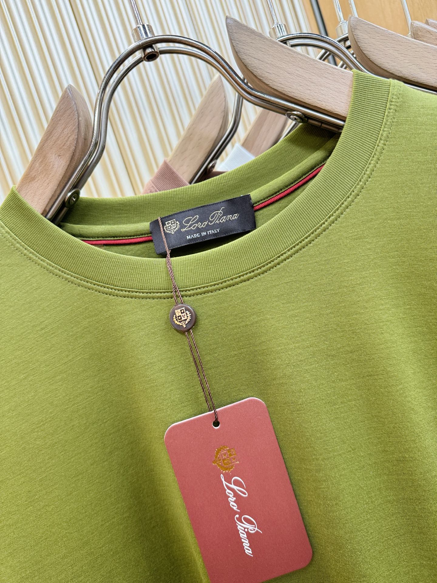 Loro Piana诺悠翩雅 顶级品质 2026新品短袖！原版定制面料，手感柔软。品牌Logo精工刺绣，