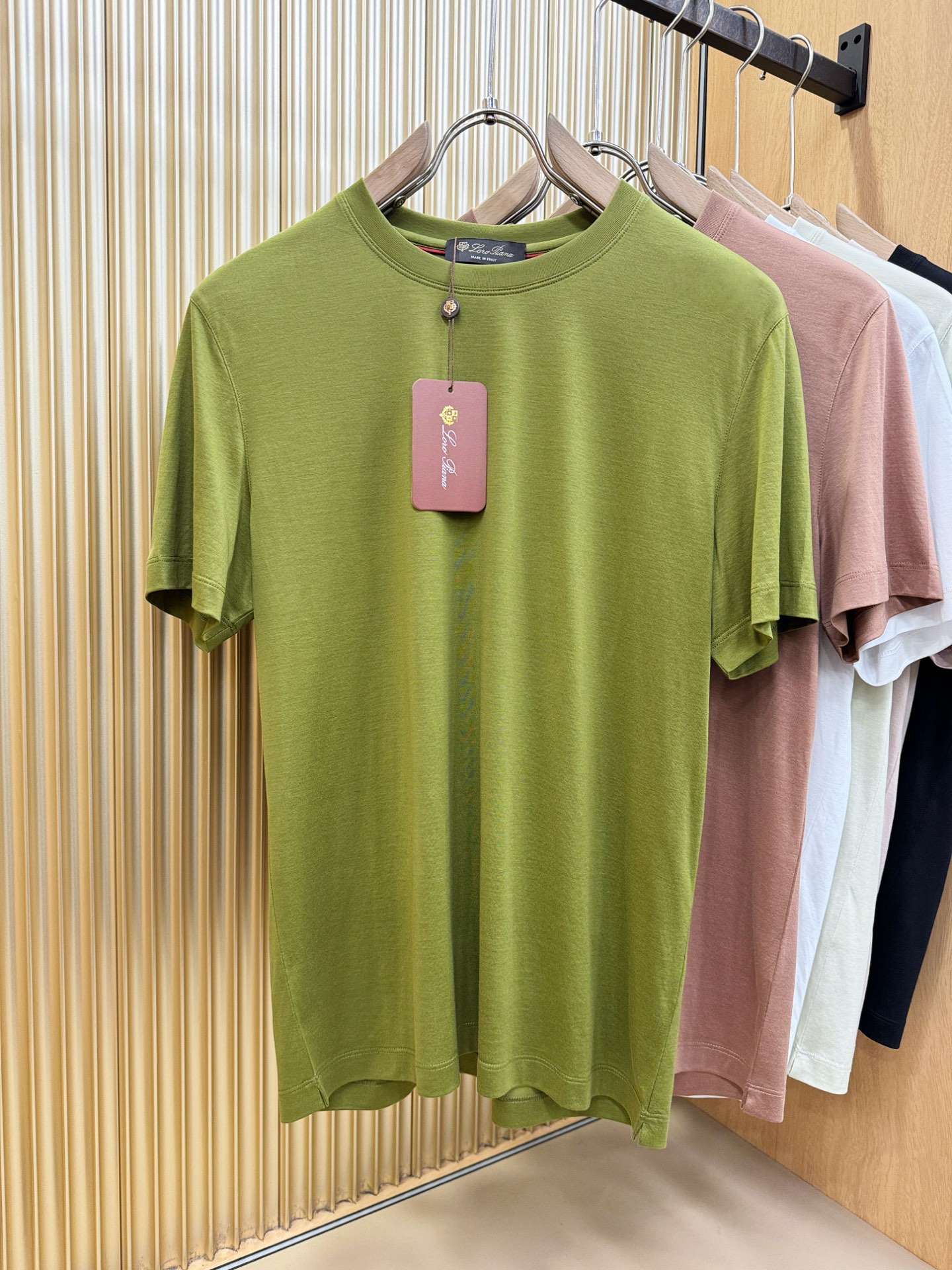 Loro Piana诺悠翩雅 顶级品质 2026新品短袖！原版定制面料，手感柔软。品牌Logo精工刺绣，