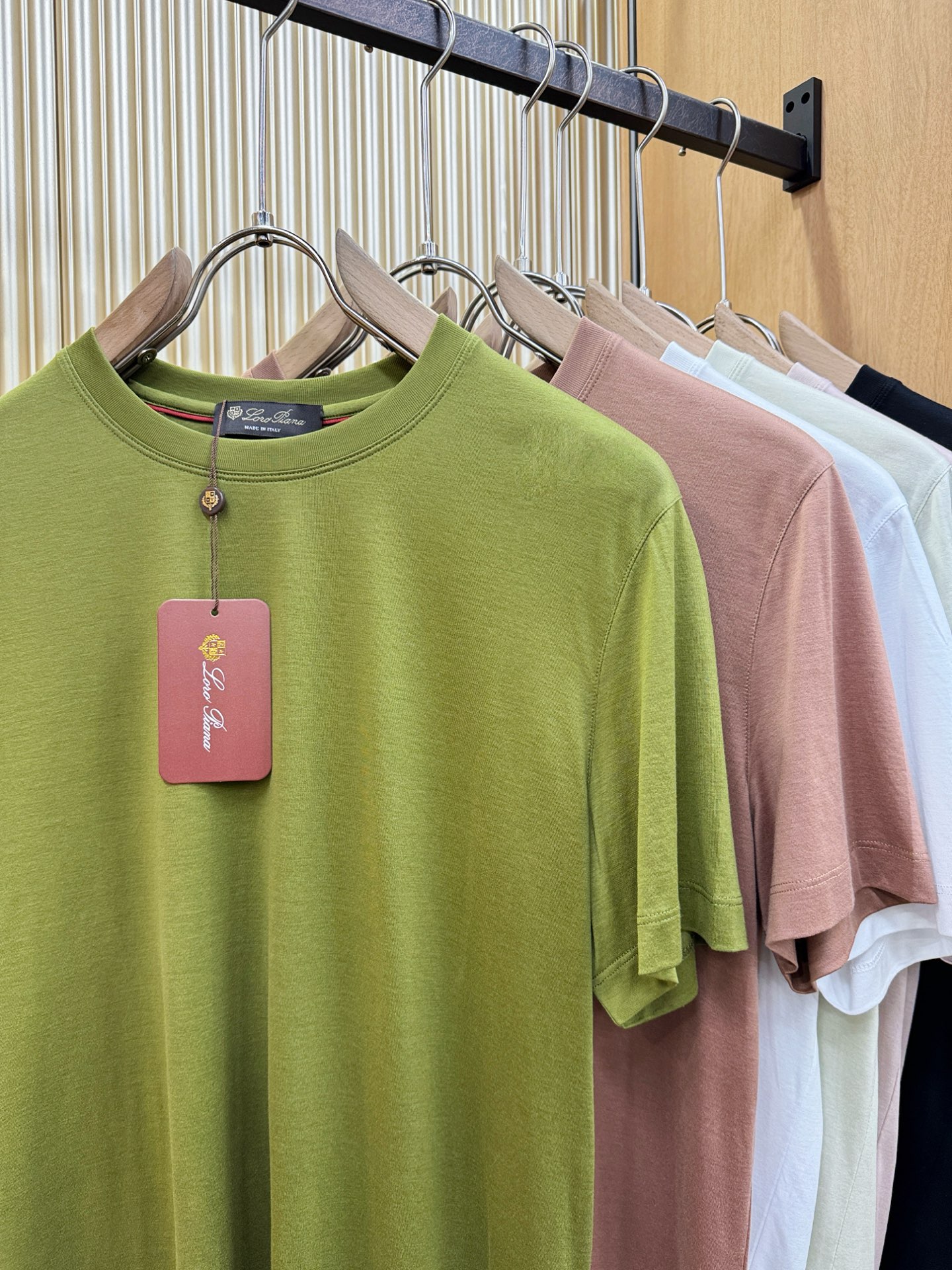 Loro Piana诺悠翩雅 顶级品质 2026新品短袖！原版定制面料，手感柔软。品牌Logo精工刺绣，