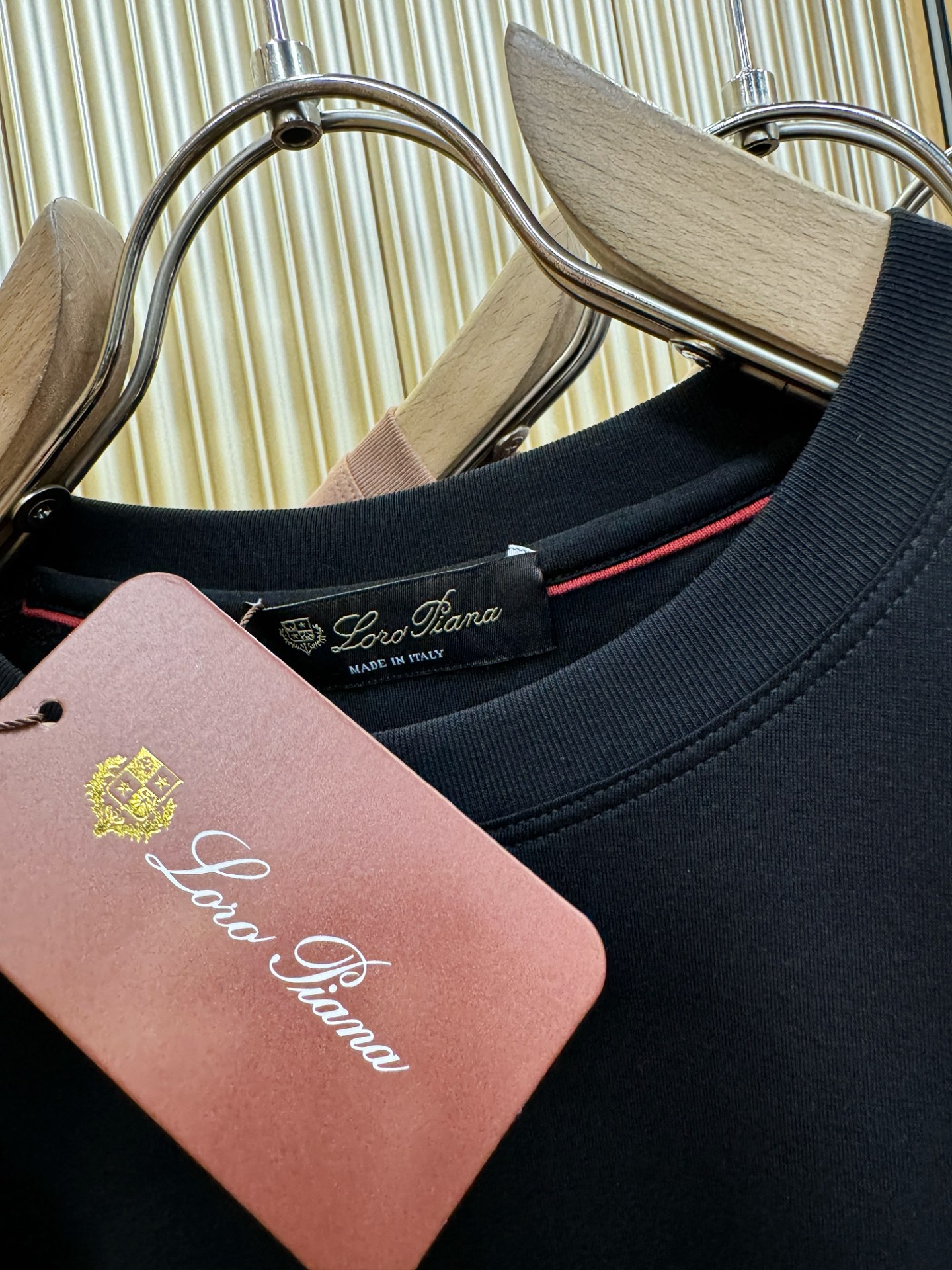 Loro Piana诺悠翩雅 顶级品质 2026新品短袖！原版定制面料，手感柔软。品牌Logo精工刺绣，