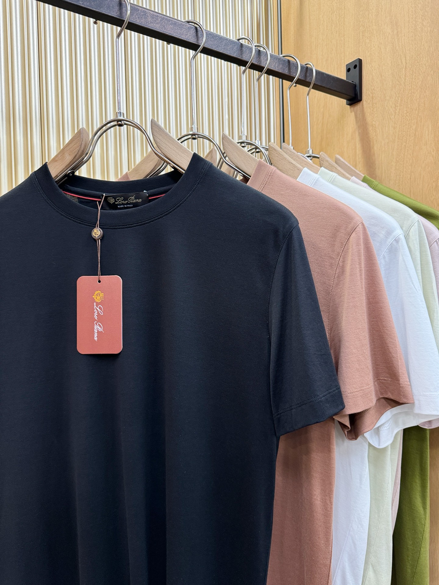 Loro Piana诺悠翩雅 顶级品质 2026新品短袖！原版定制面料，手感柔软。品牌Logo精工刺绣，