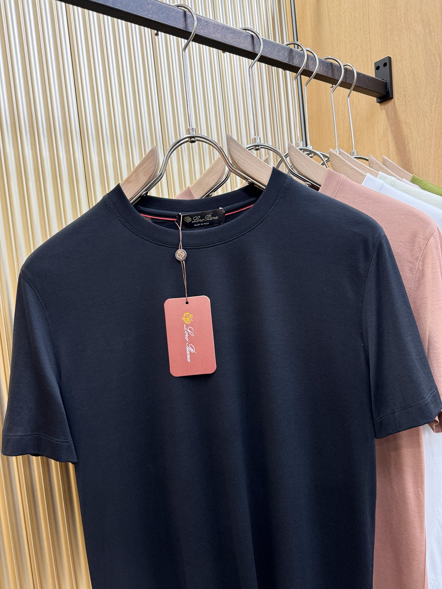 Loro Piana诺悠翩雅 顶级品质 2026新品短袖！原版定制面料，手感柔软。品牌Logo精工刺绣，