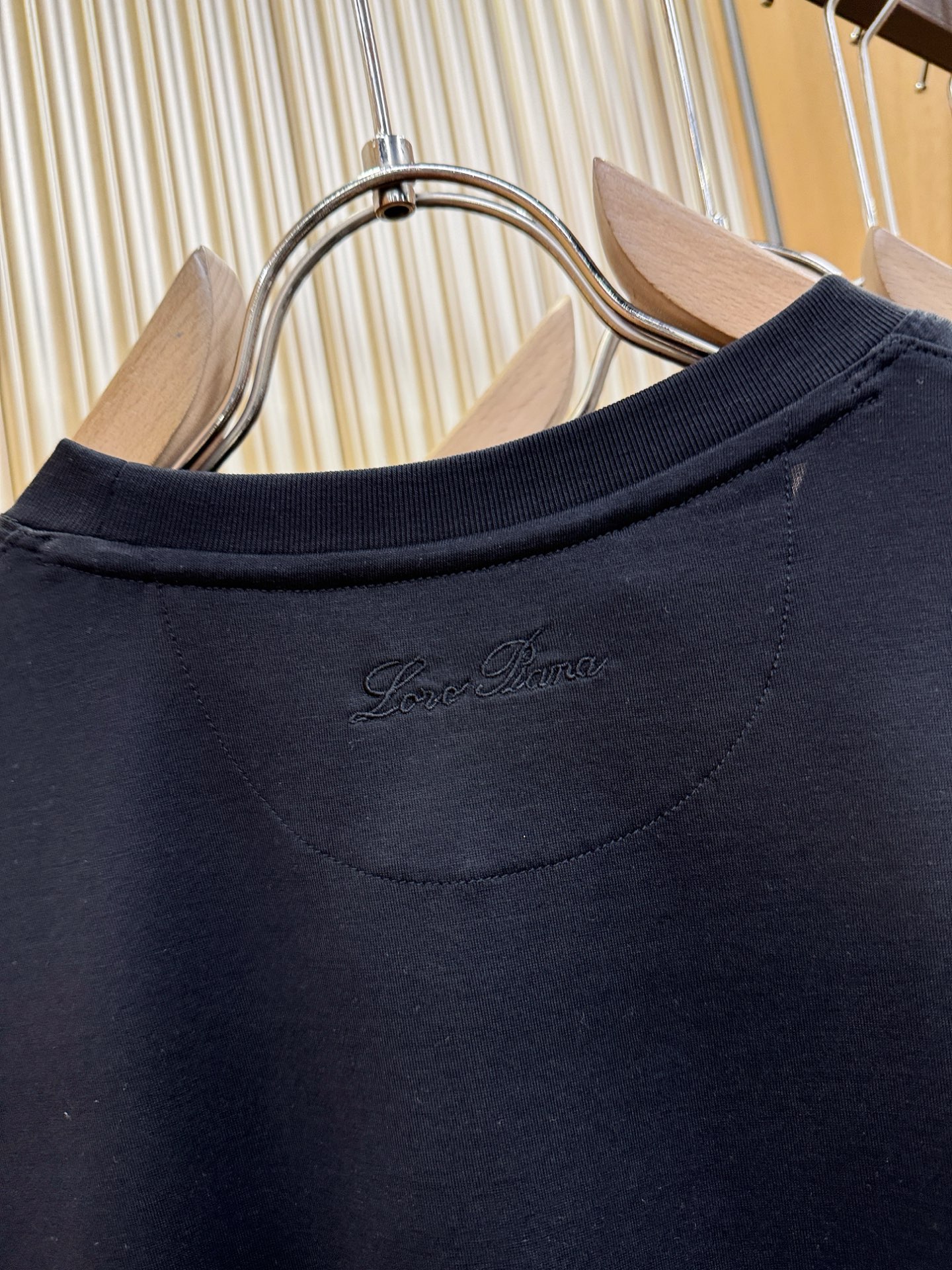 Loro Piana诺悠翩雅 顶级品质 2026新品短袖！原版定制面料，手感柔软。品牌Logo精工刺绣，