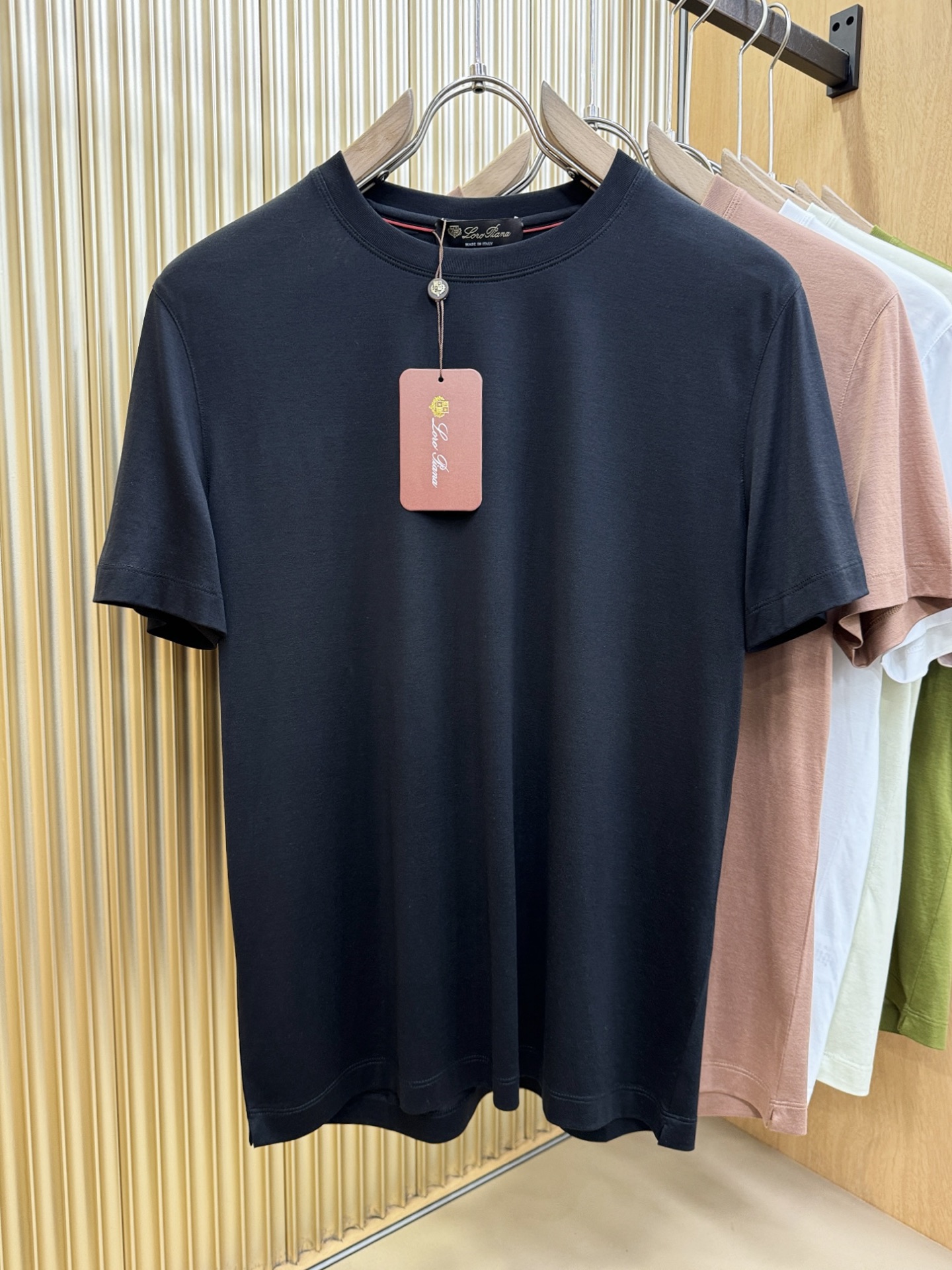 Loro Piana诺悠翩雅 顶级品质 2026新品短袖！原版定制面料，手感柔软。品牌Logo精工刺绣，