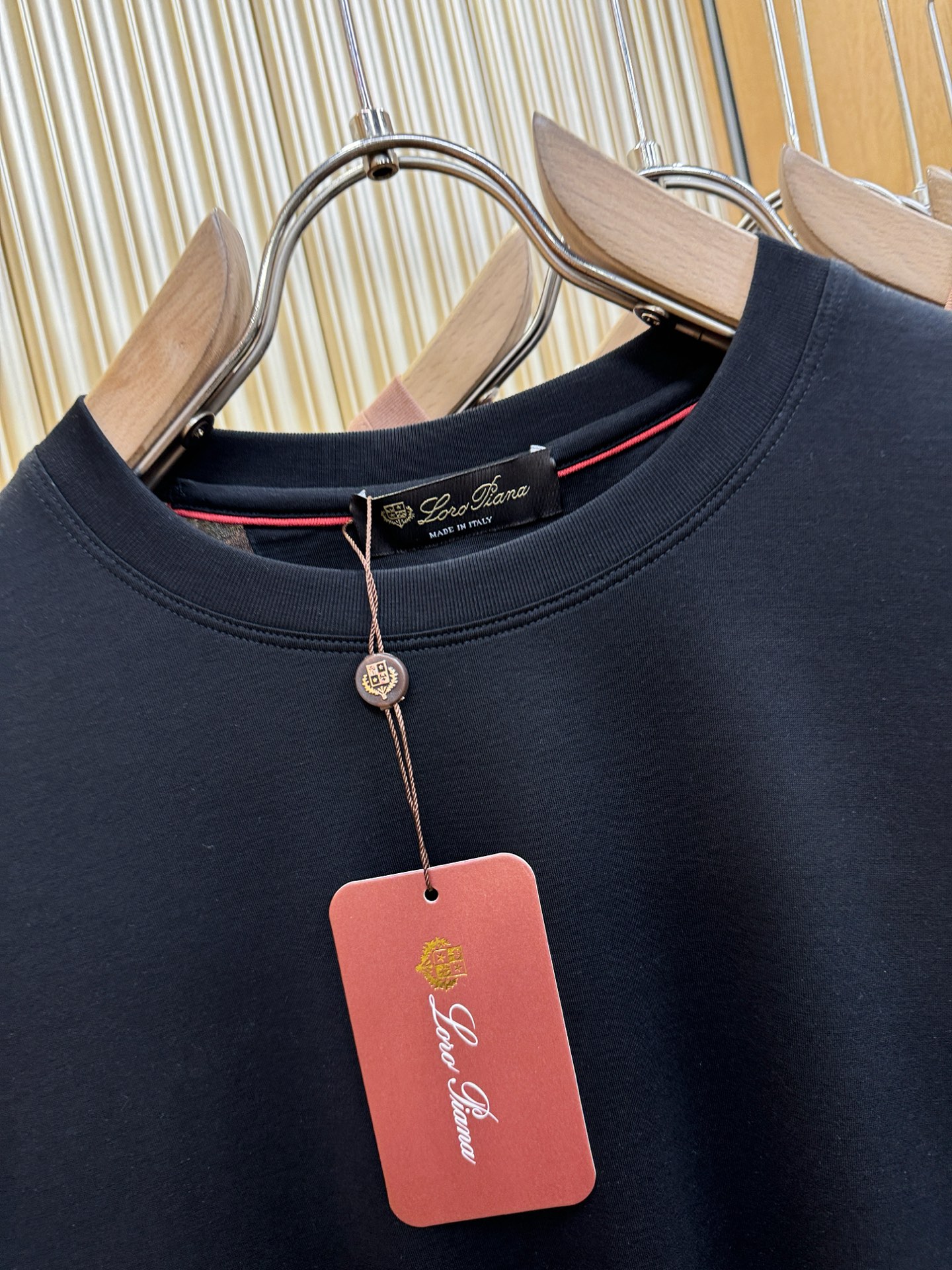 Loro Piana诺悠翩雅 顶级品质 2026新品短袖！原版定制面料，手感柔软。品牌Logo精工刺绣，