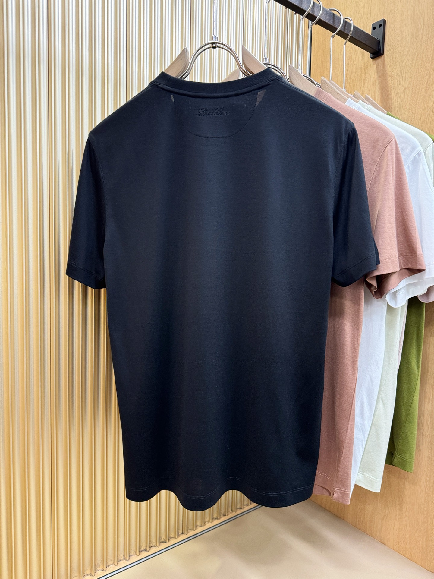 Loro Piana诺悠翩雅 顶级品质 2026新品短袖！原版定制面料，手感柔软。品牌Logo精工刺绣，