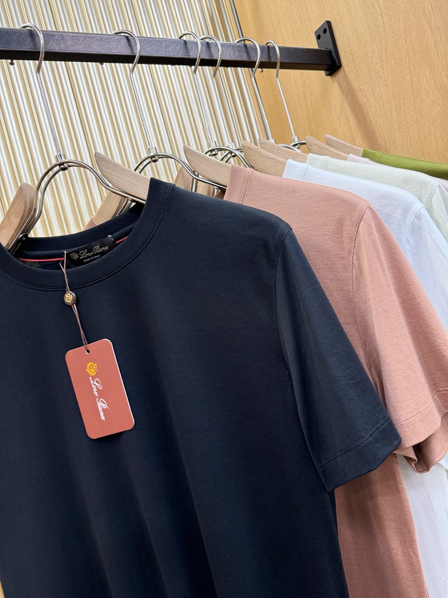 Loro Piana诺悠翩雅 顶级品质 2026新品短袖！原版定制面料，手感柔软。品牌Logo精工刺绣，