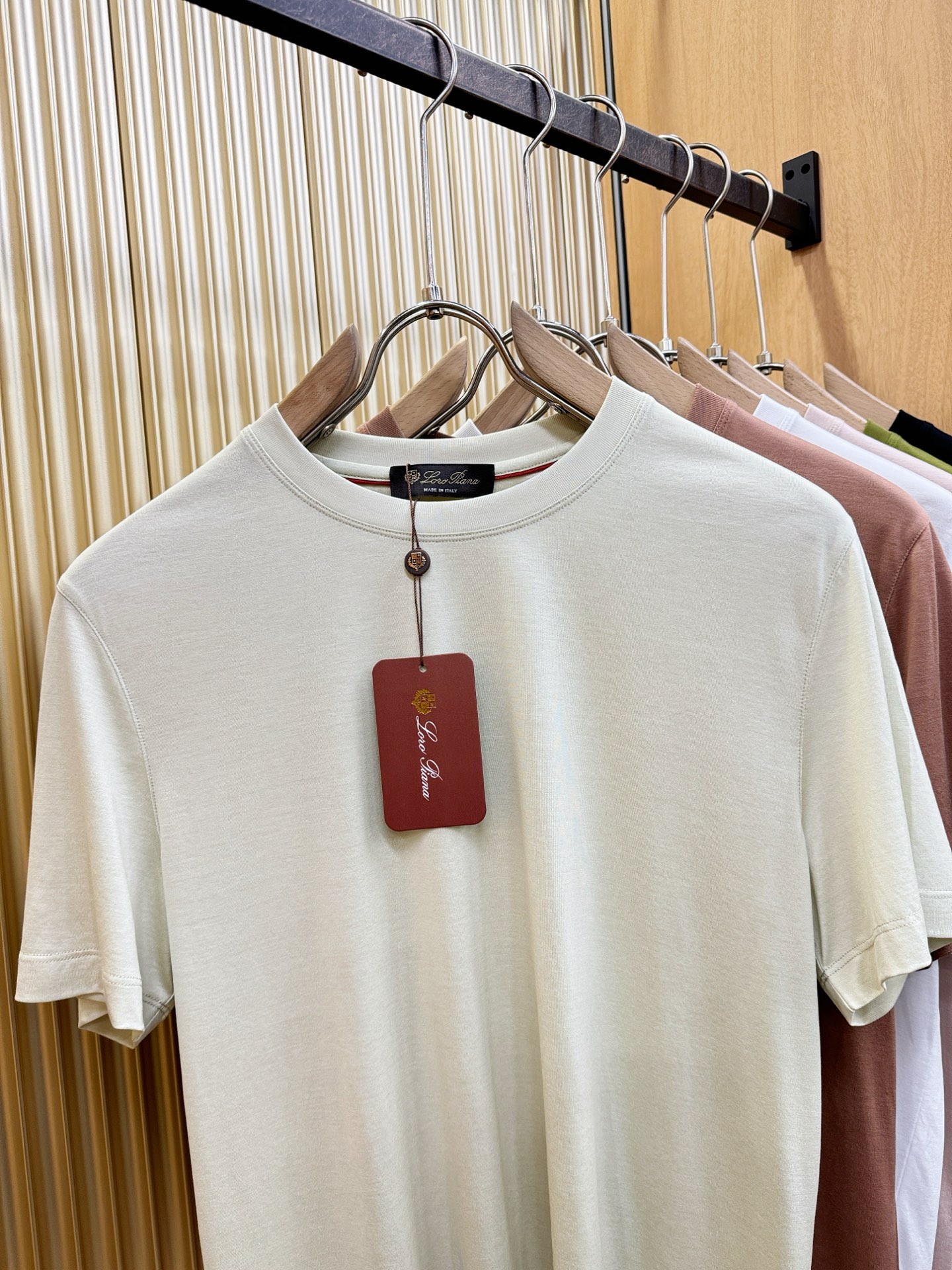 Loro Piana诺悠翩雅 顶级品质 2026新品短袖！原版定制面料，手感柔软。品牌Logo精工刺绣，