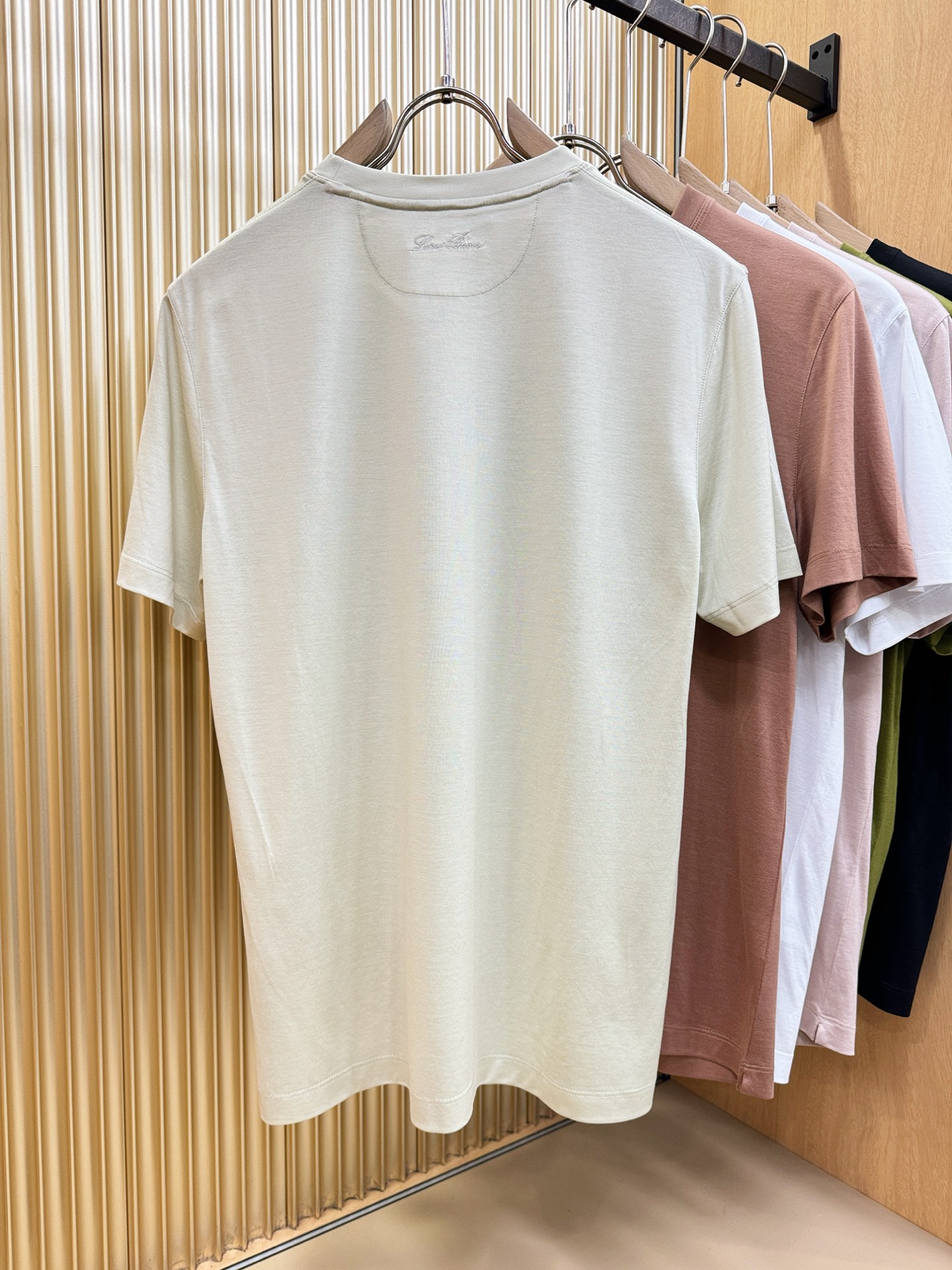 Loro Piana诺悠翩雅 顶级品质 2026新品短袖！原版定制面料，手感柔软。品牌Logo精工刺绣，